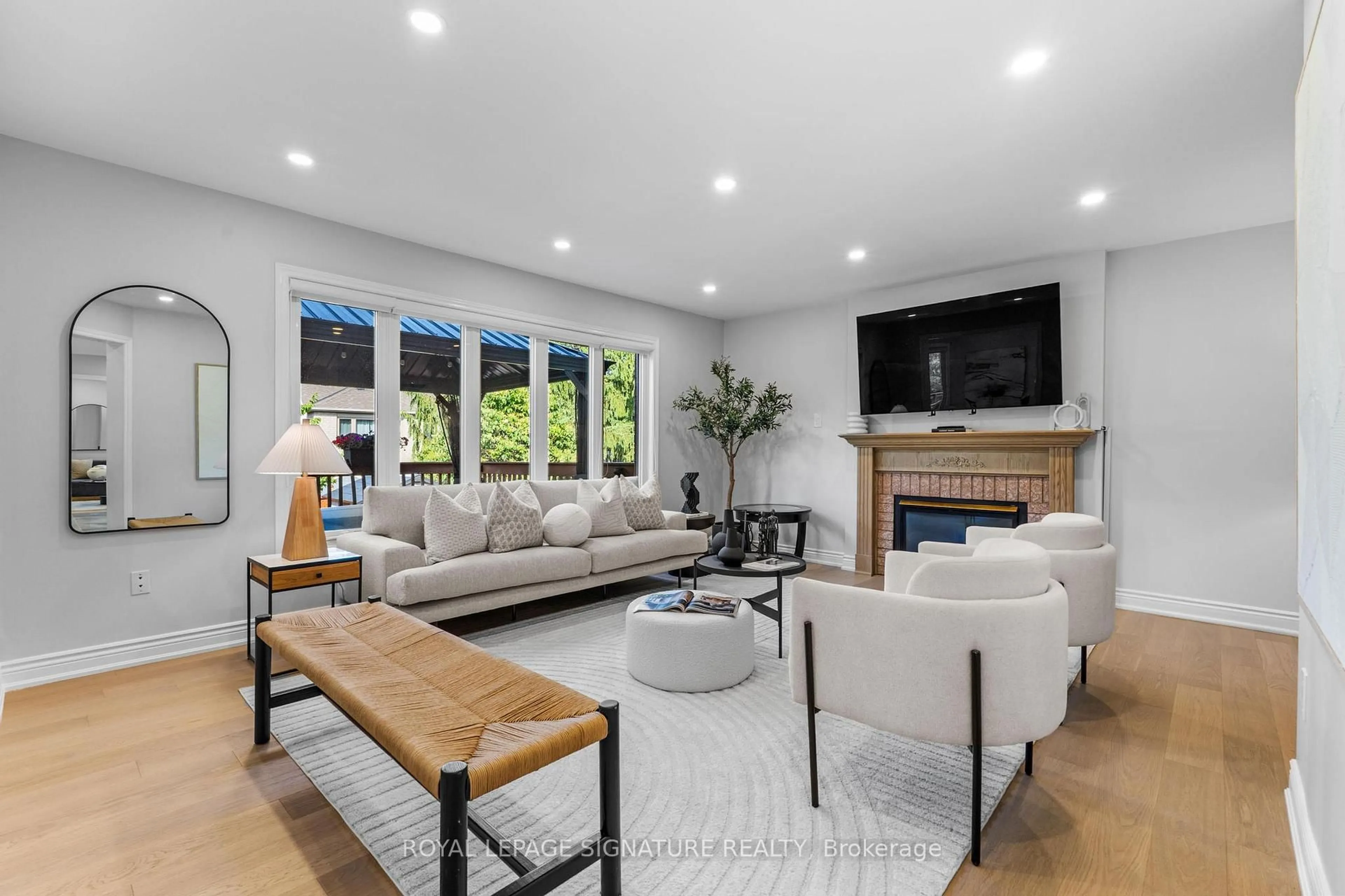 Living room with furniture, unknown for 5971 Greensboro Dr, Mississauga Ontario L5M 5S5