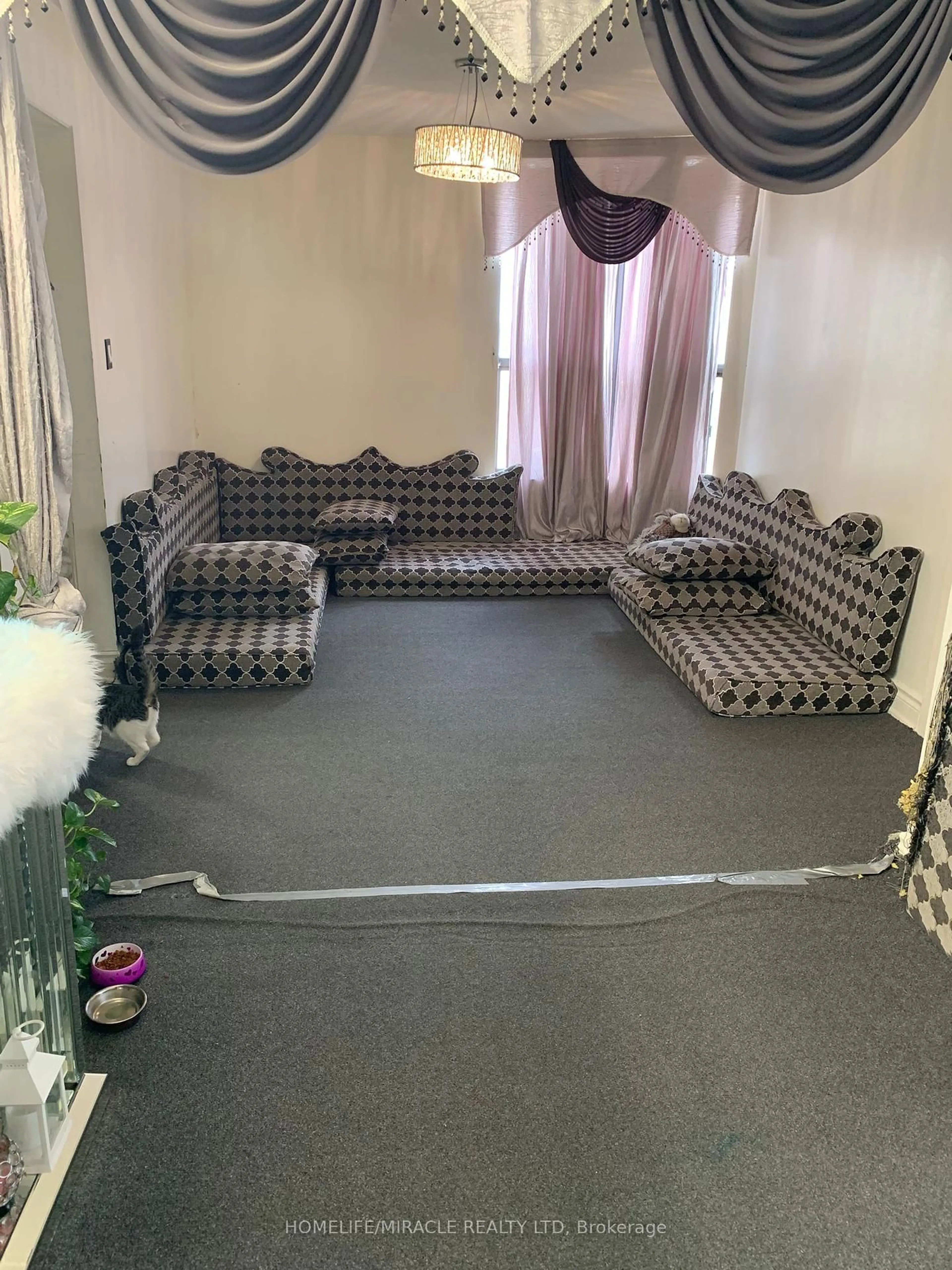 A pic of a room for 25 Agnes St #706, Mississauga Ontario L5B 3X7