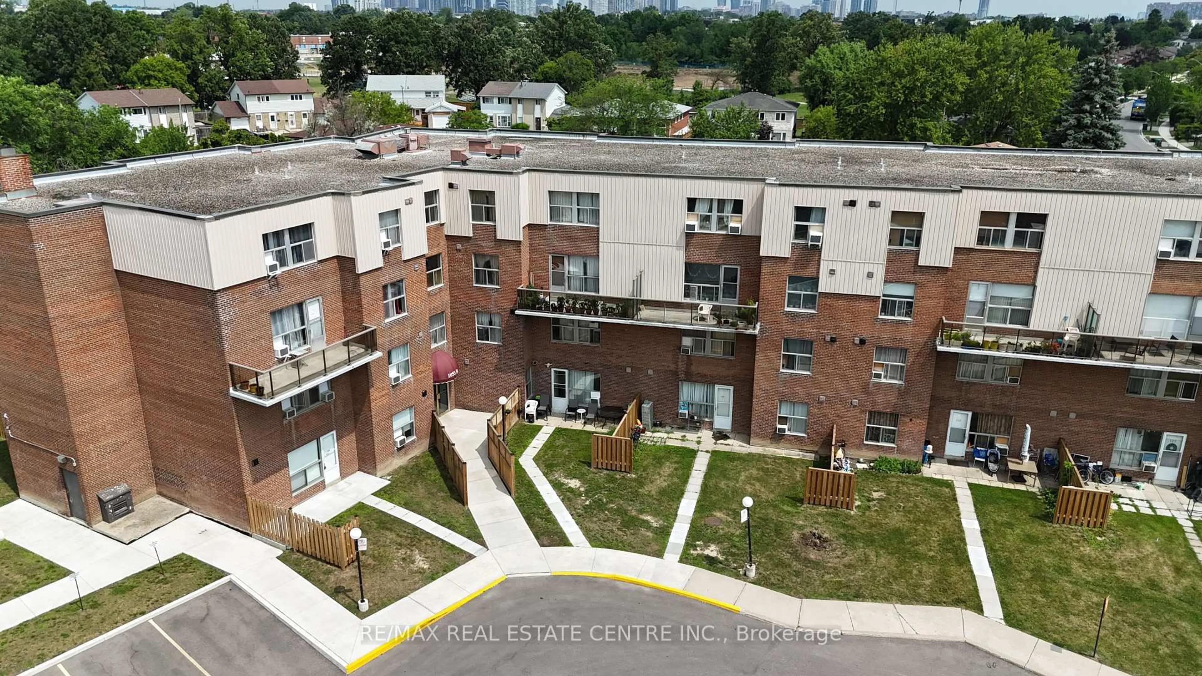 A pic from outside/outdoor area/front of a property/back of a property/a pic from drone, unknown for 1055 A Forestwood Dr #212, Mississauga Ontario L5C 2T8