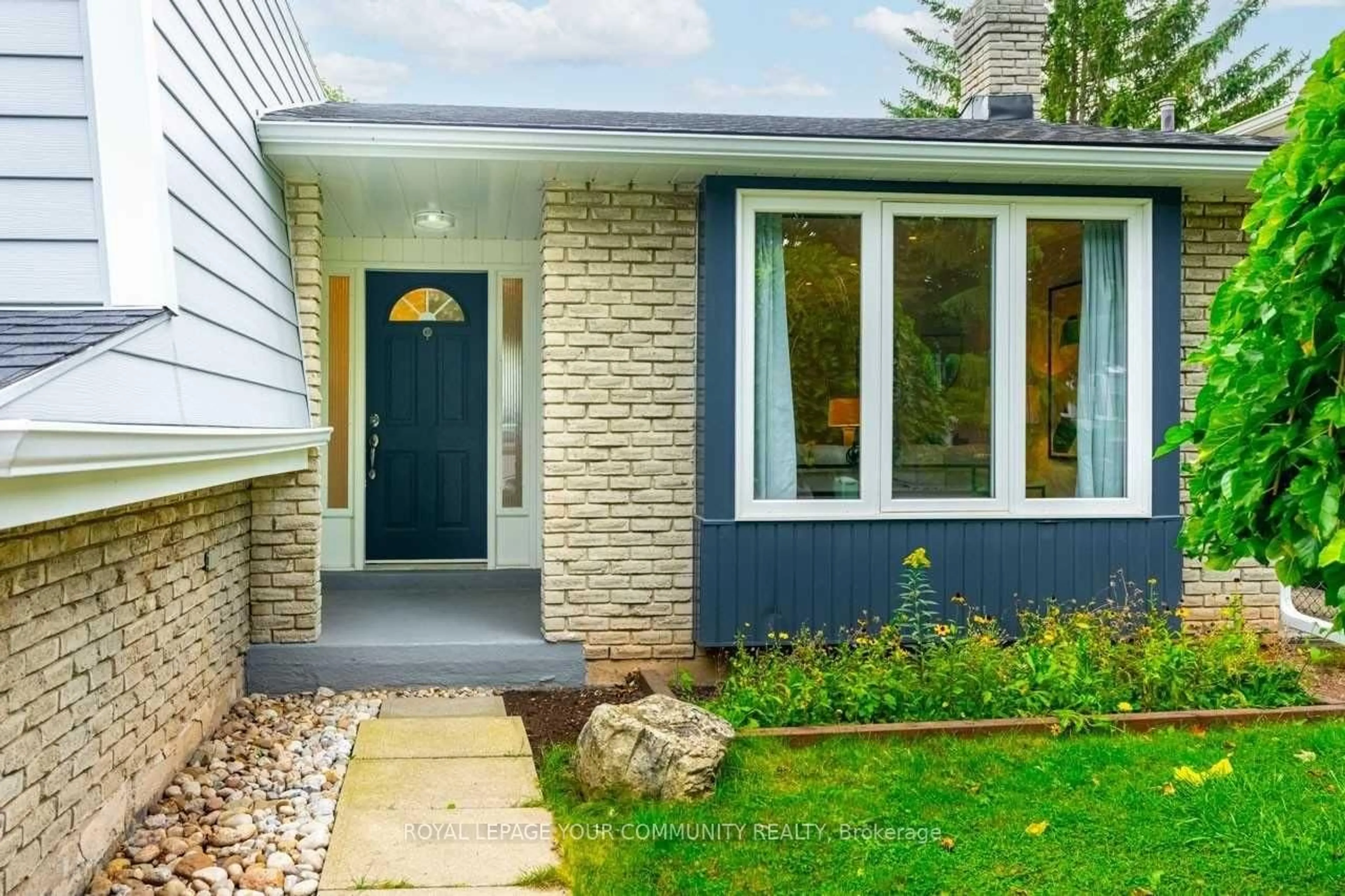 Home with vinyl exterior material, street for 614 Holly Hill Cres, Burlington Ontario L7L 3Z7