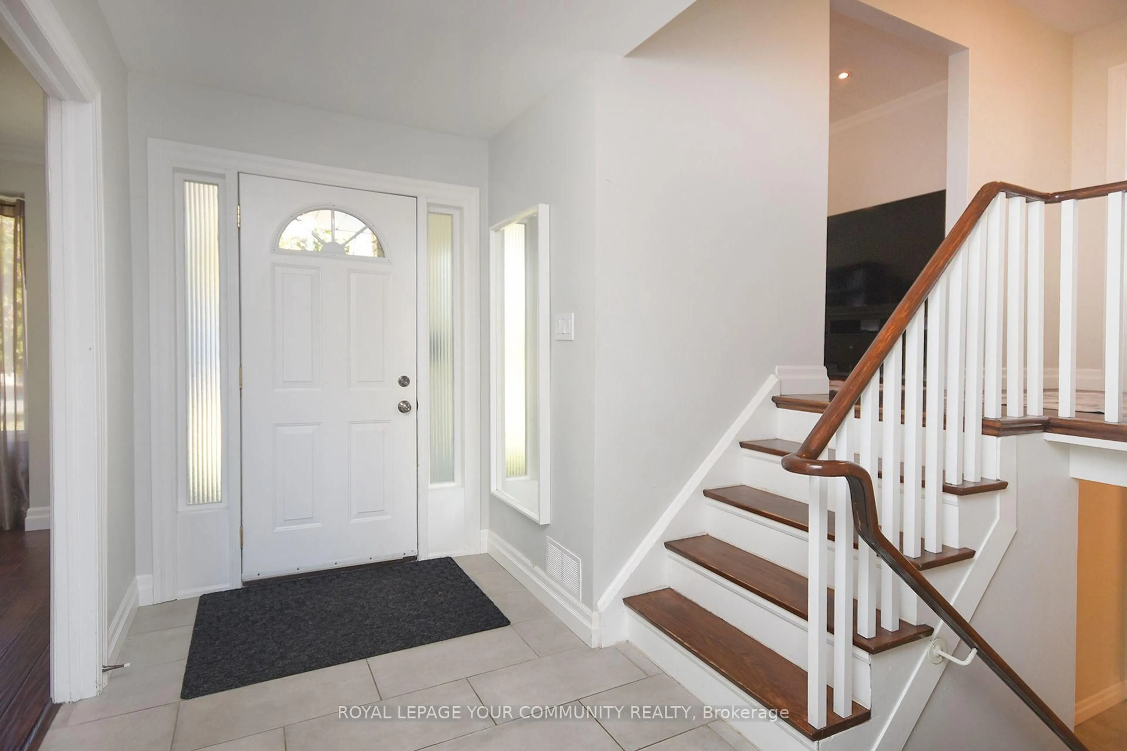 Indoor entryway for 614 Holly Hill Cres, Burlington Ontario L7L 3Z7