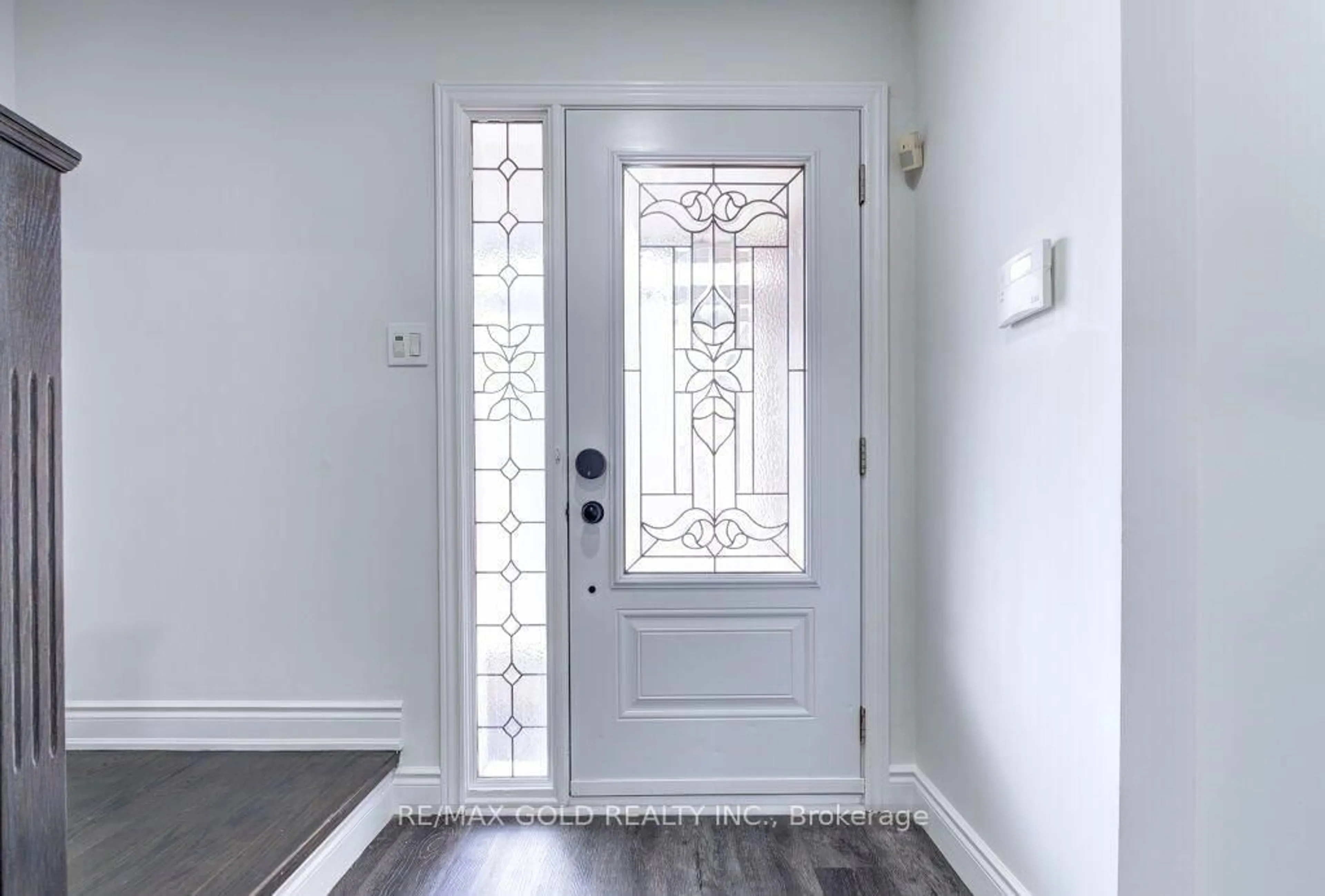 Indoor entryway for 370 Hansen Rd, Brampton Ontario L6V 3P7
