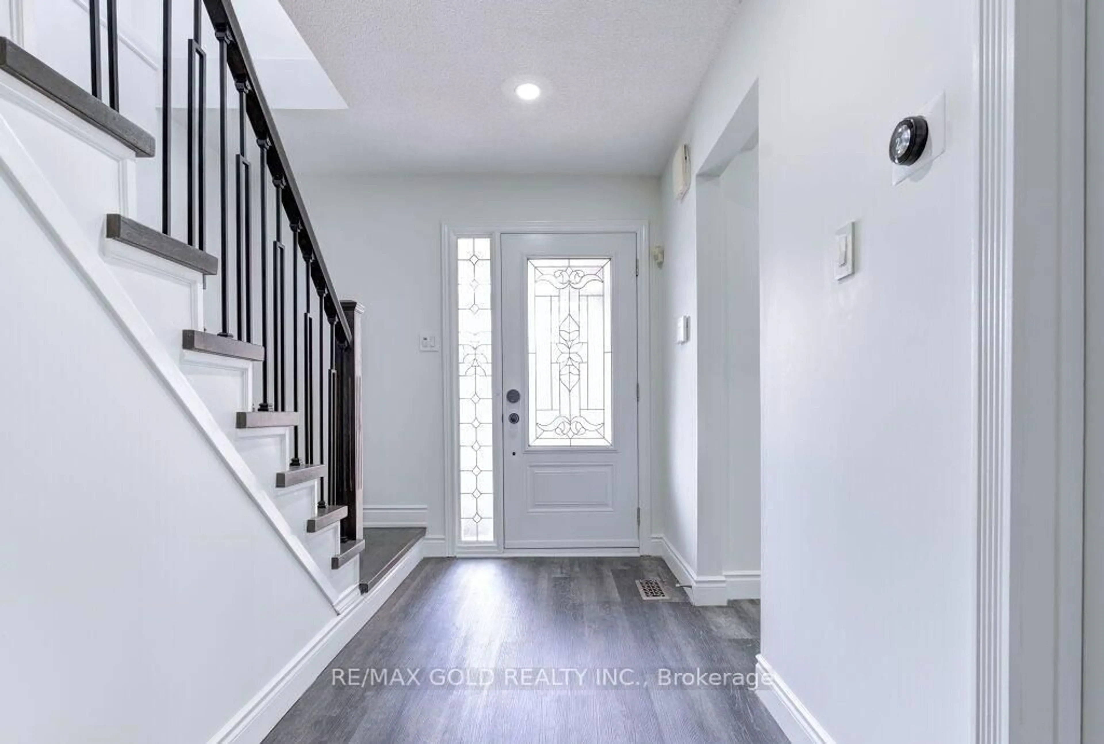 Indoor entryway for 370 Hansen Rd, Brampton Ontario L6V 3P7