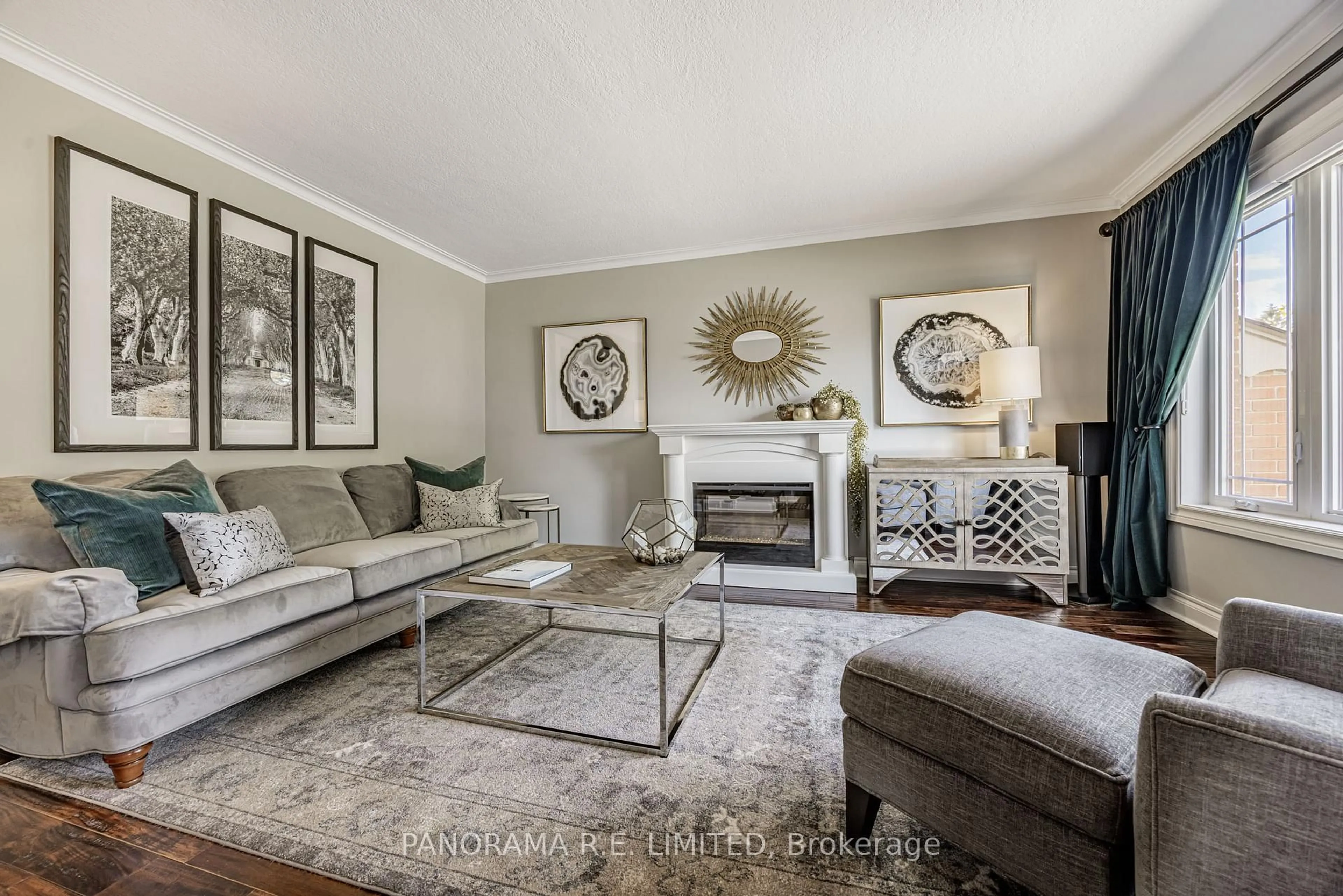 Living room with furniture, unknown for 17 Dorlen Ave, Toronto Ontario M9B 5A8