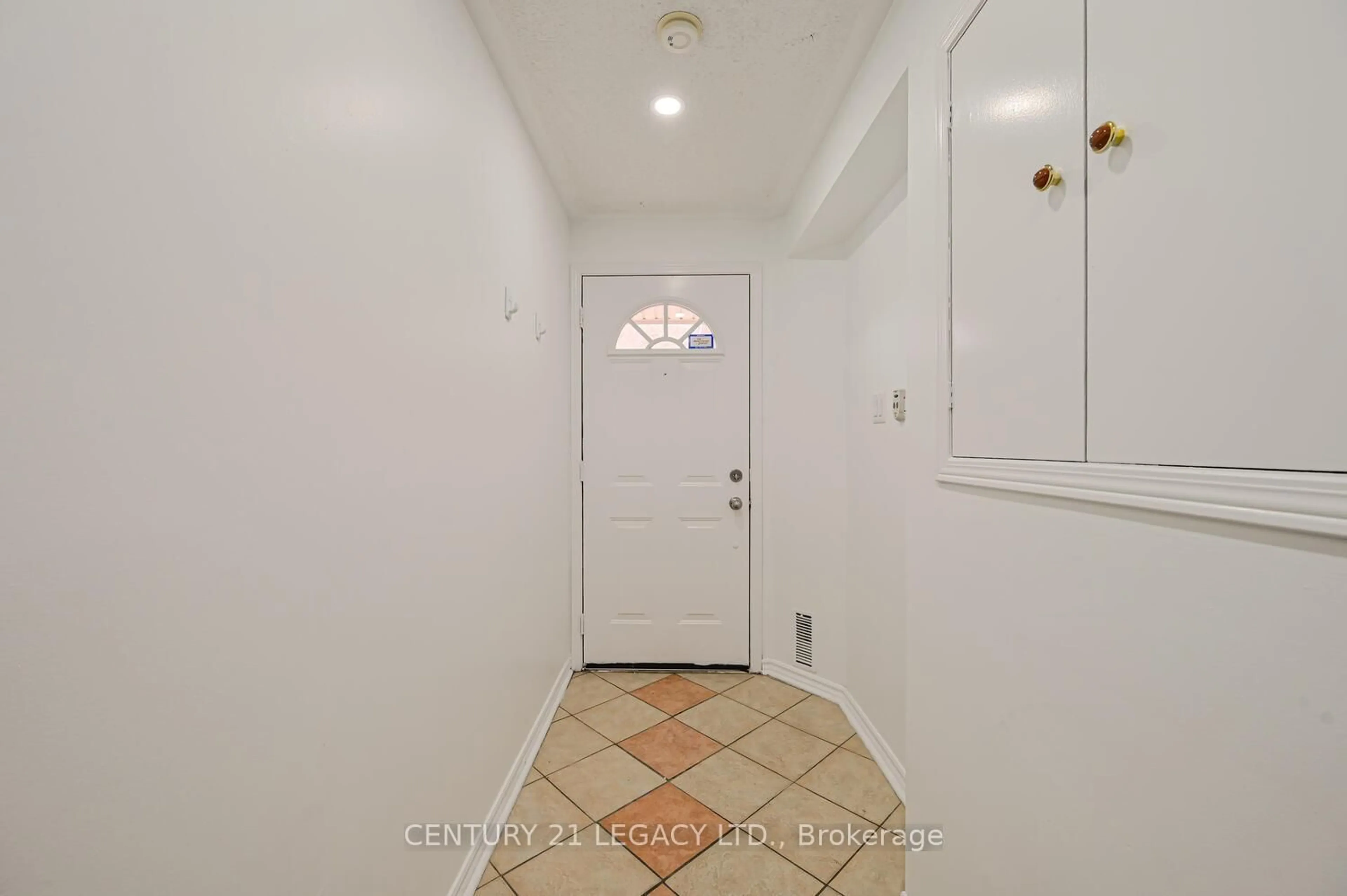 Indoor entryway for 176 Spadina Rd, Brampton Ontario L6X 4X6