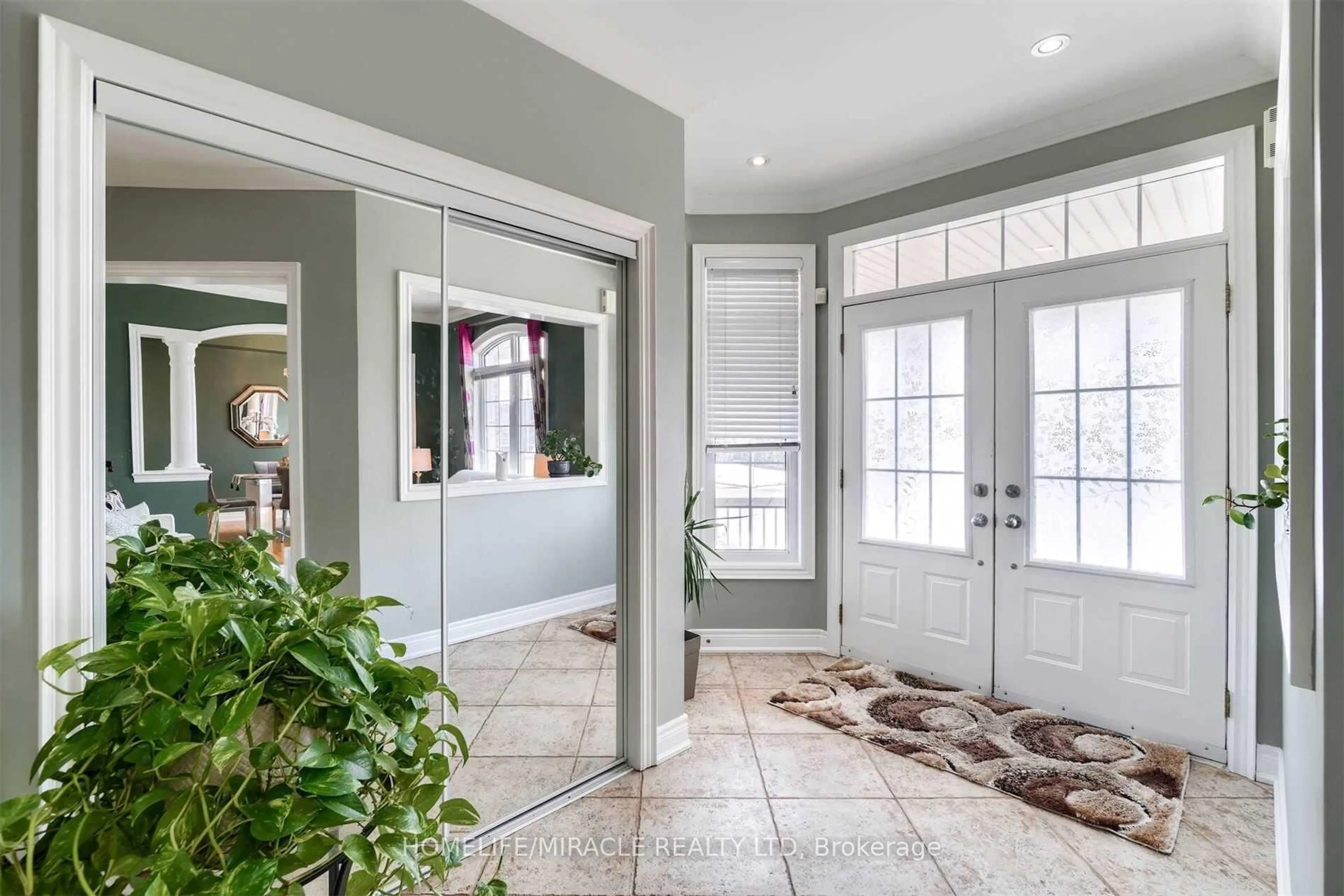 Indoor entryway for 2 Roycrest St, Brampton Ontario L6Z 4P5