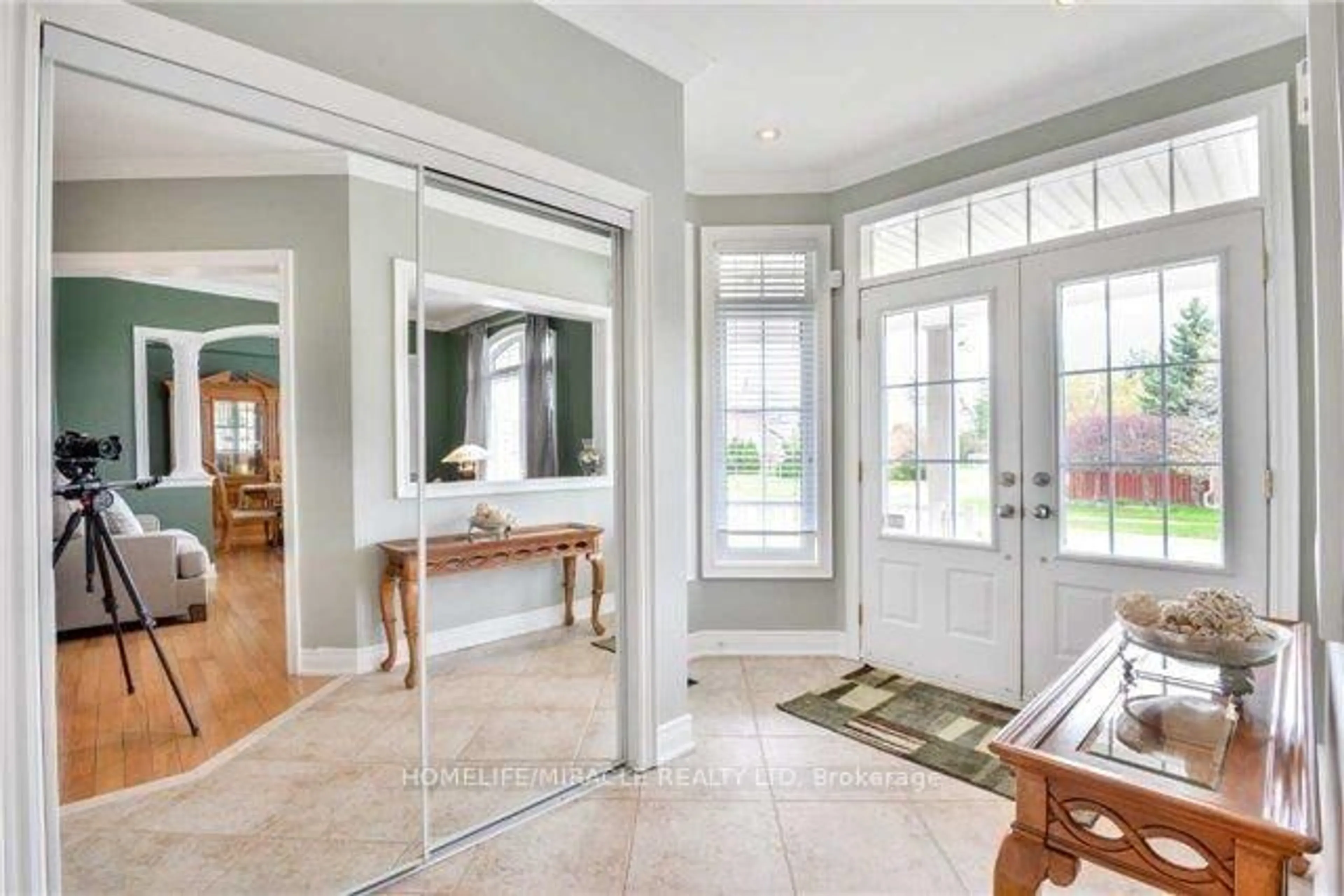 Indoor entryway for 2 Roycrest St, Brampton Ontario L6Z 4P5