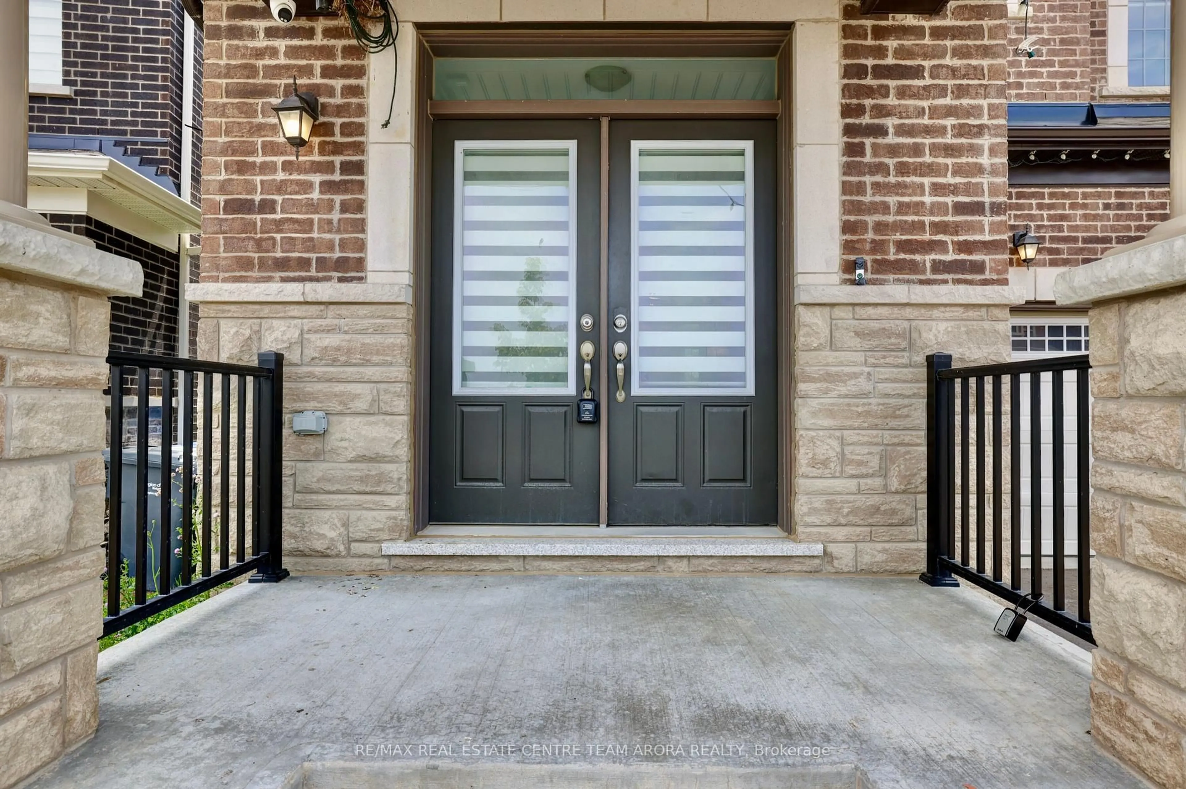 Indoor entryway for 588 Queen Mary Dr, Brampton Ontario L7A 5H5