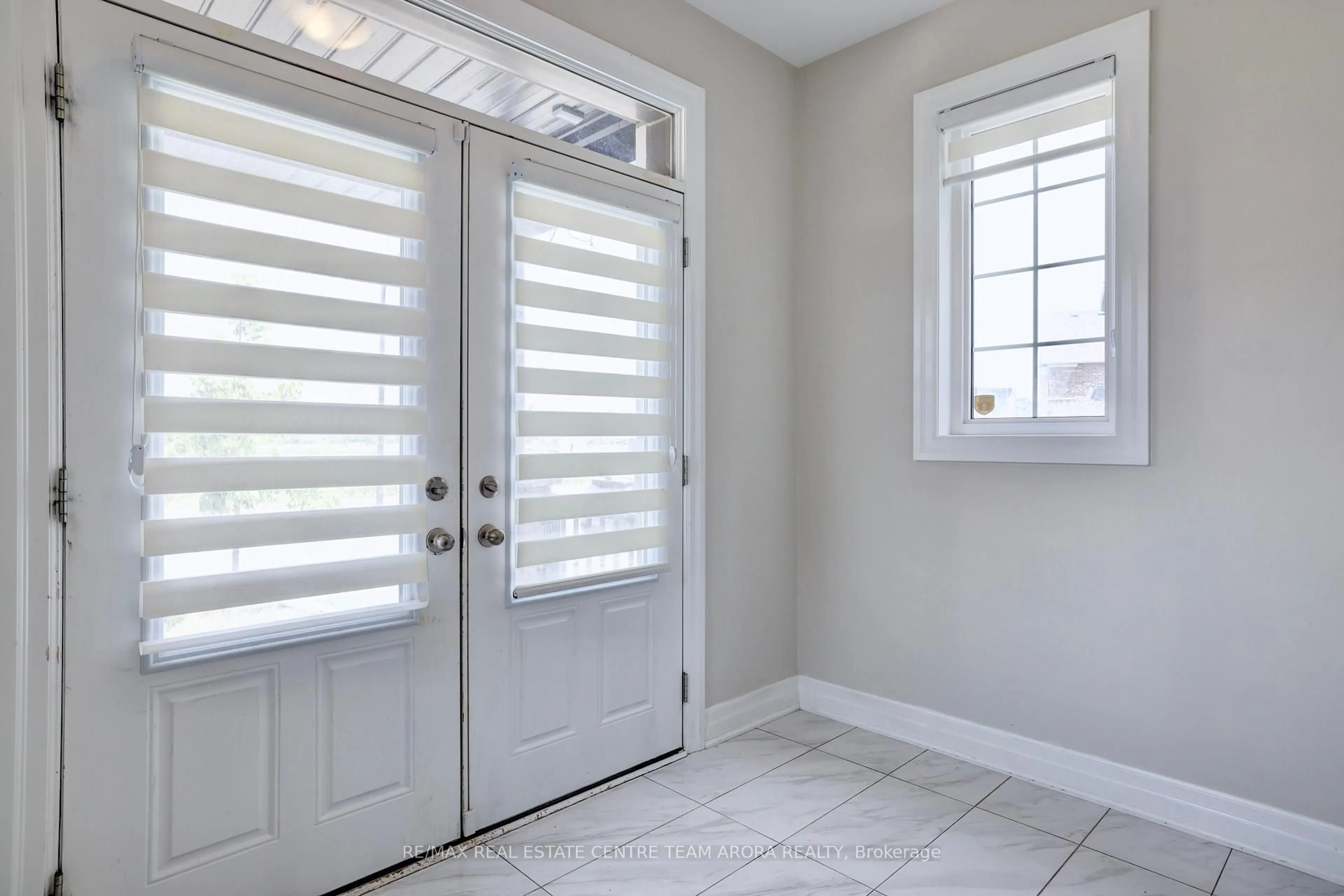 Indoor entryway for 588 Queen Mary Dr, Brampton Ontario L7A 5H5