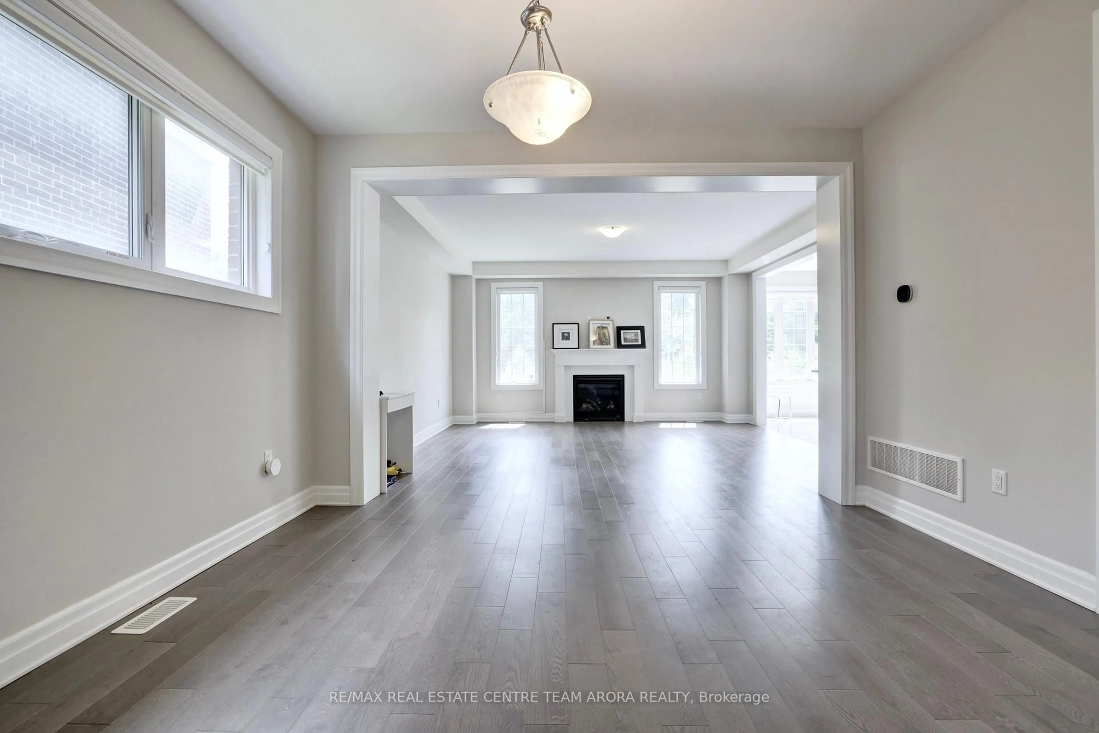 Indoor entryway for 588 Queen Mary Dr, Brampton Ontario L7A 5H5