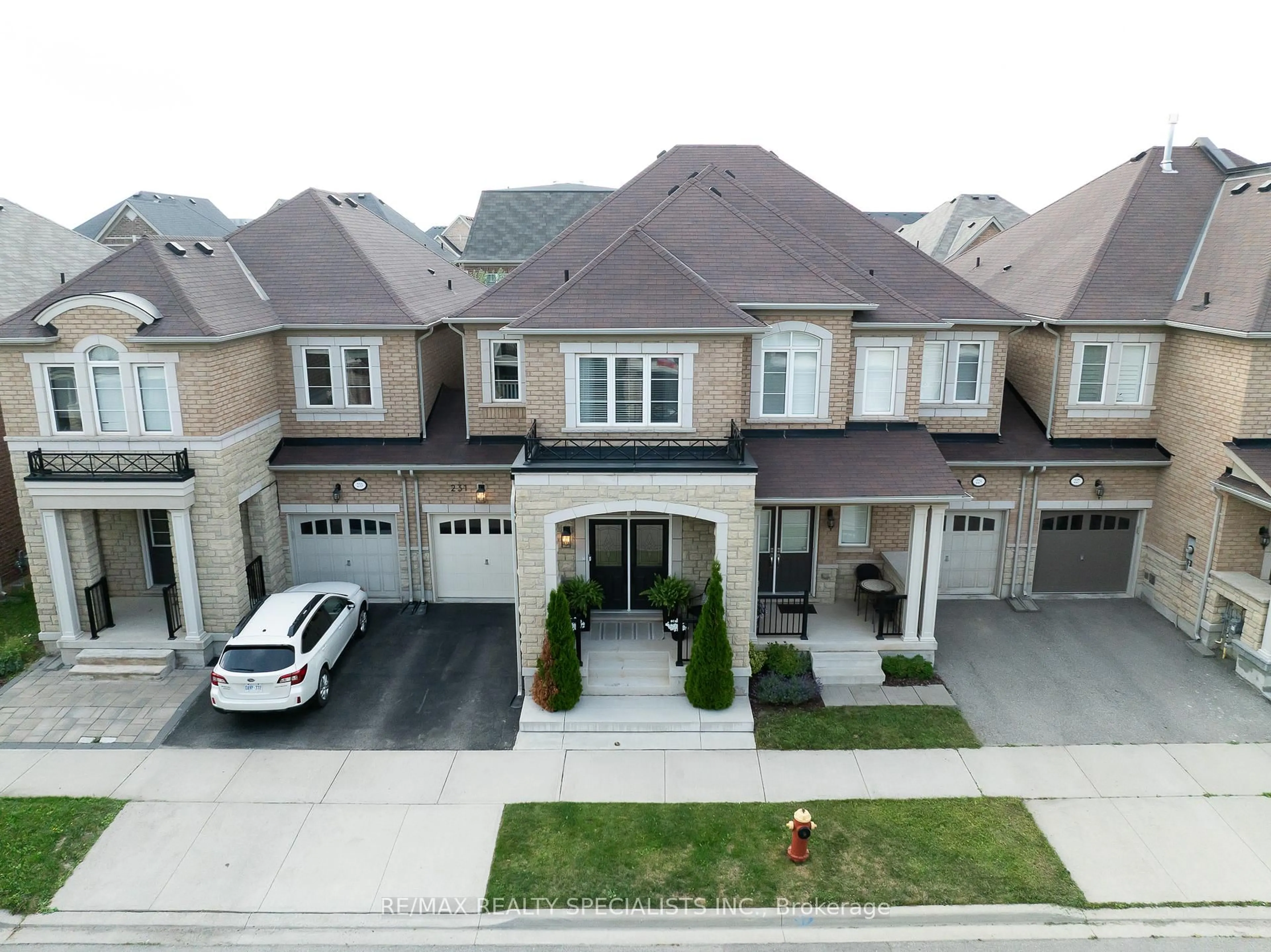 A pic from outside/outdoor area/front of a property/back of a property/a pic from drone, street for 231 Sarah Cline Dr, Oakville Ontario L6M 0V3