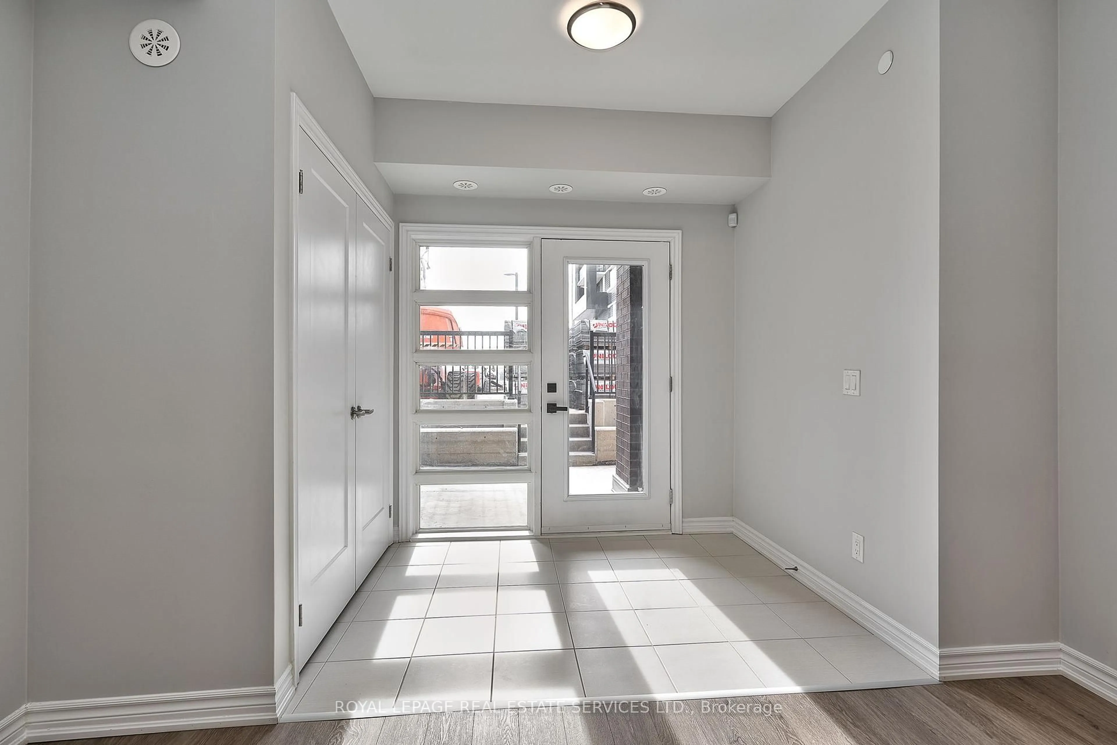 Indoor entryway for 349 Wheat Boom Dr #118, Oakville Ontario L6H 7X4