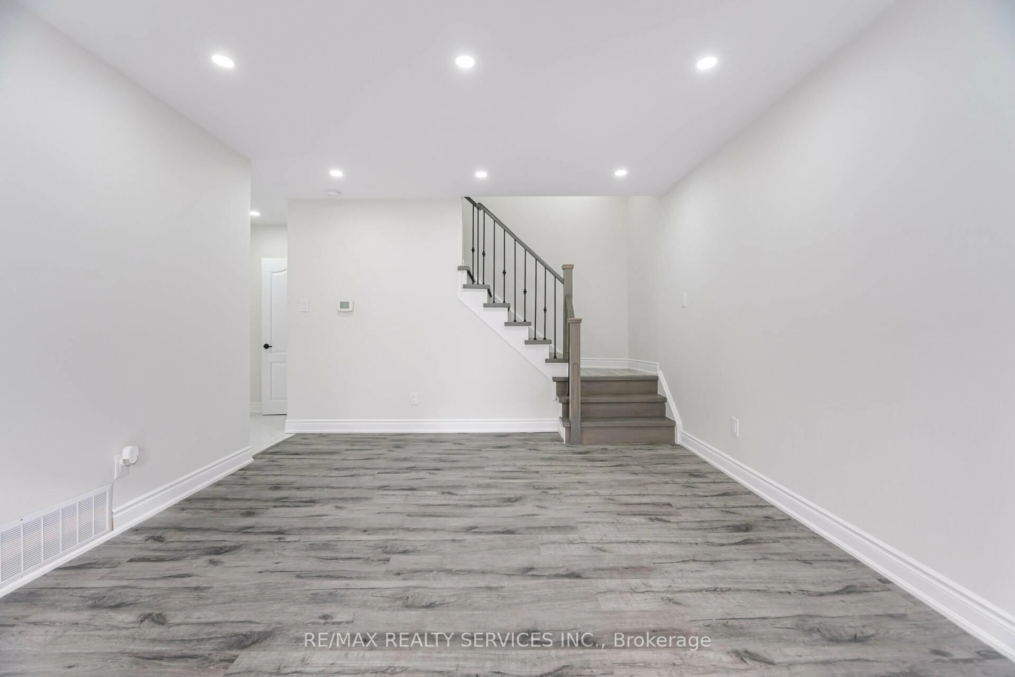 Indoor entryway for 41 Town House Cres, Brampton Ontario L6W 3G3
