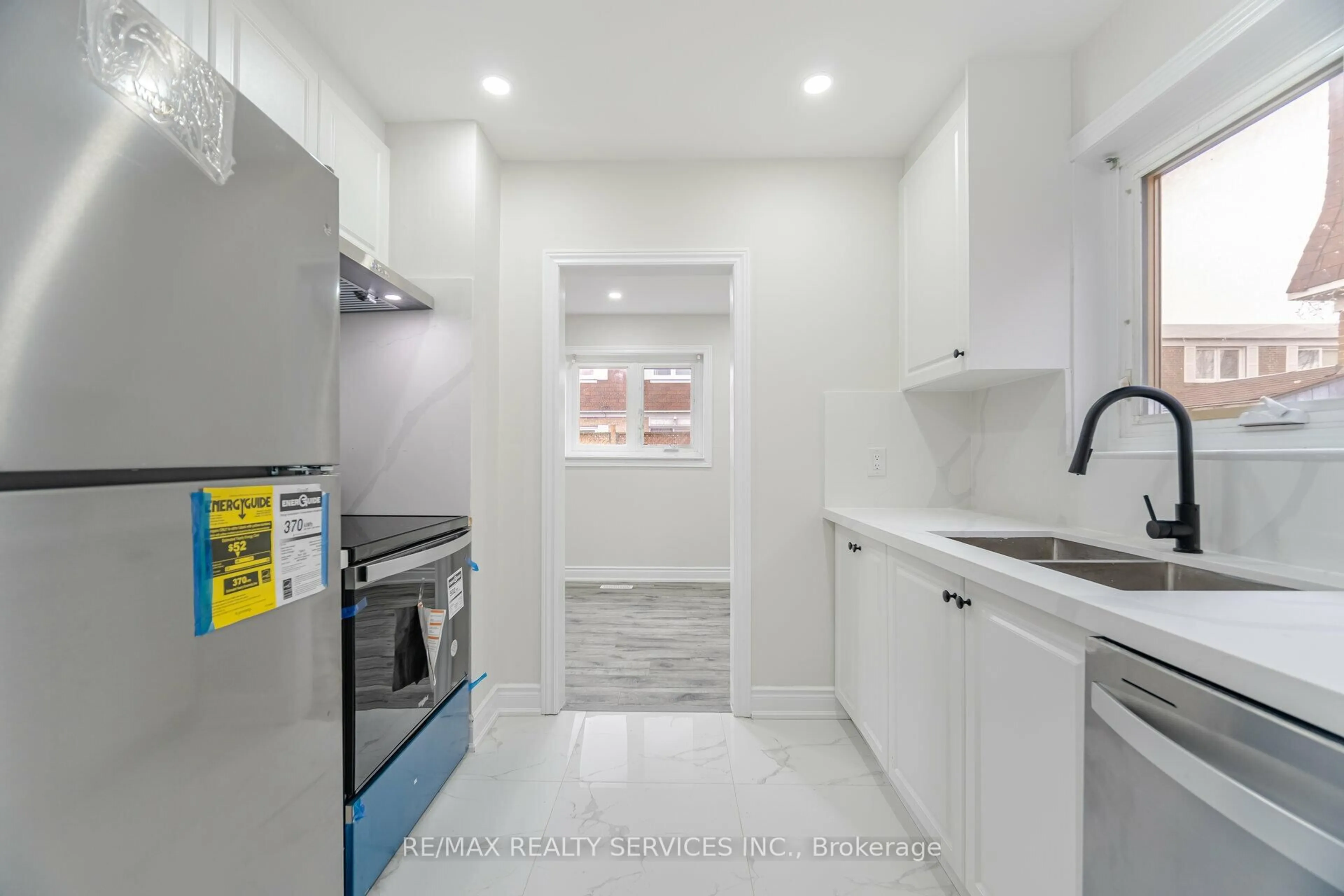 Standard kitchen, ceramic/tile floor for 41 Town House Cres, Brampton Ontario L6W 3G3