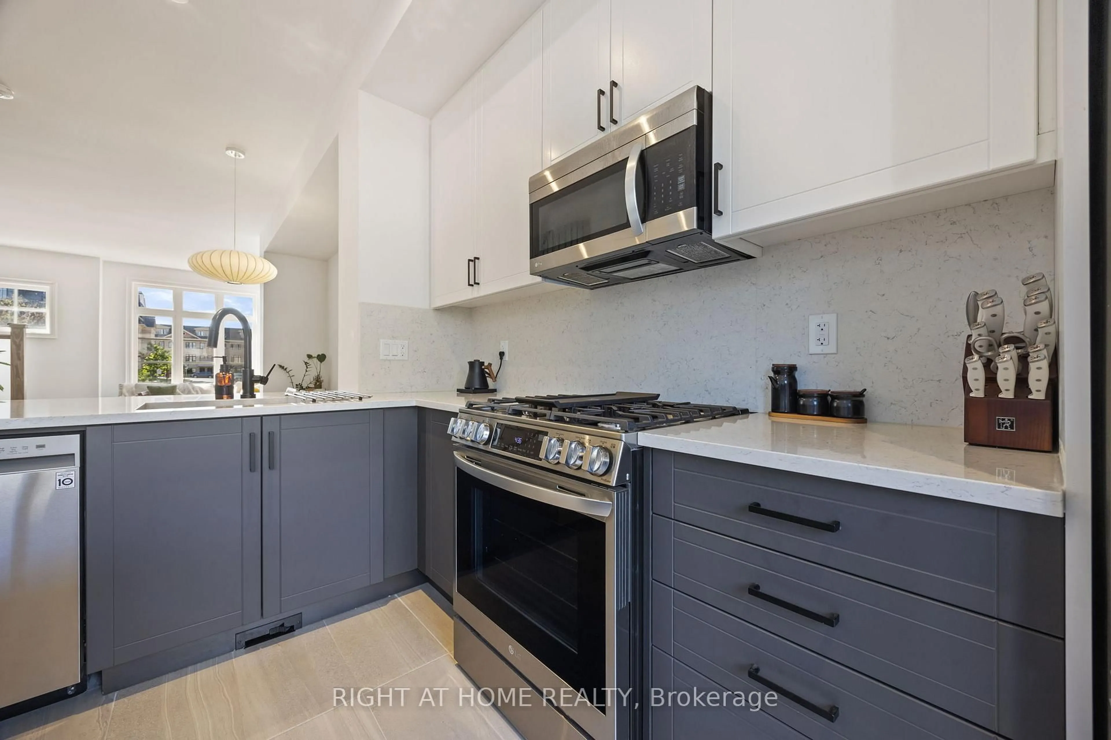 Open concept kitchen, ceramic/tile floor for 10 Lunar Cres #21, Mississauga Ontario L5M 2P6