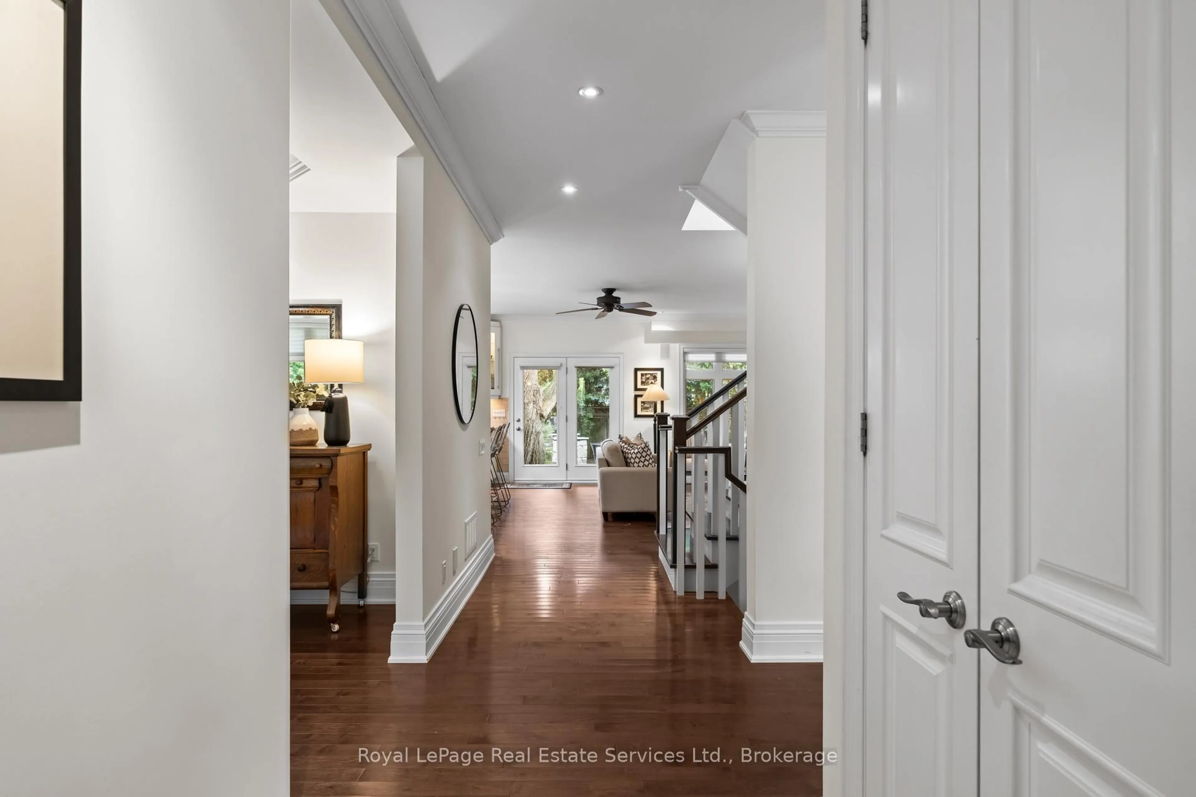 Indoor entryway for 370 Christina Dr, Oakville Ontario L6K 1H6