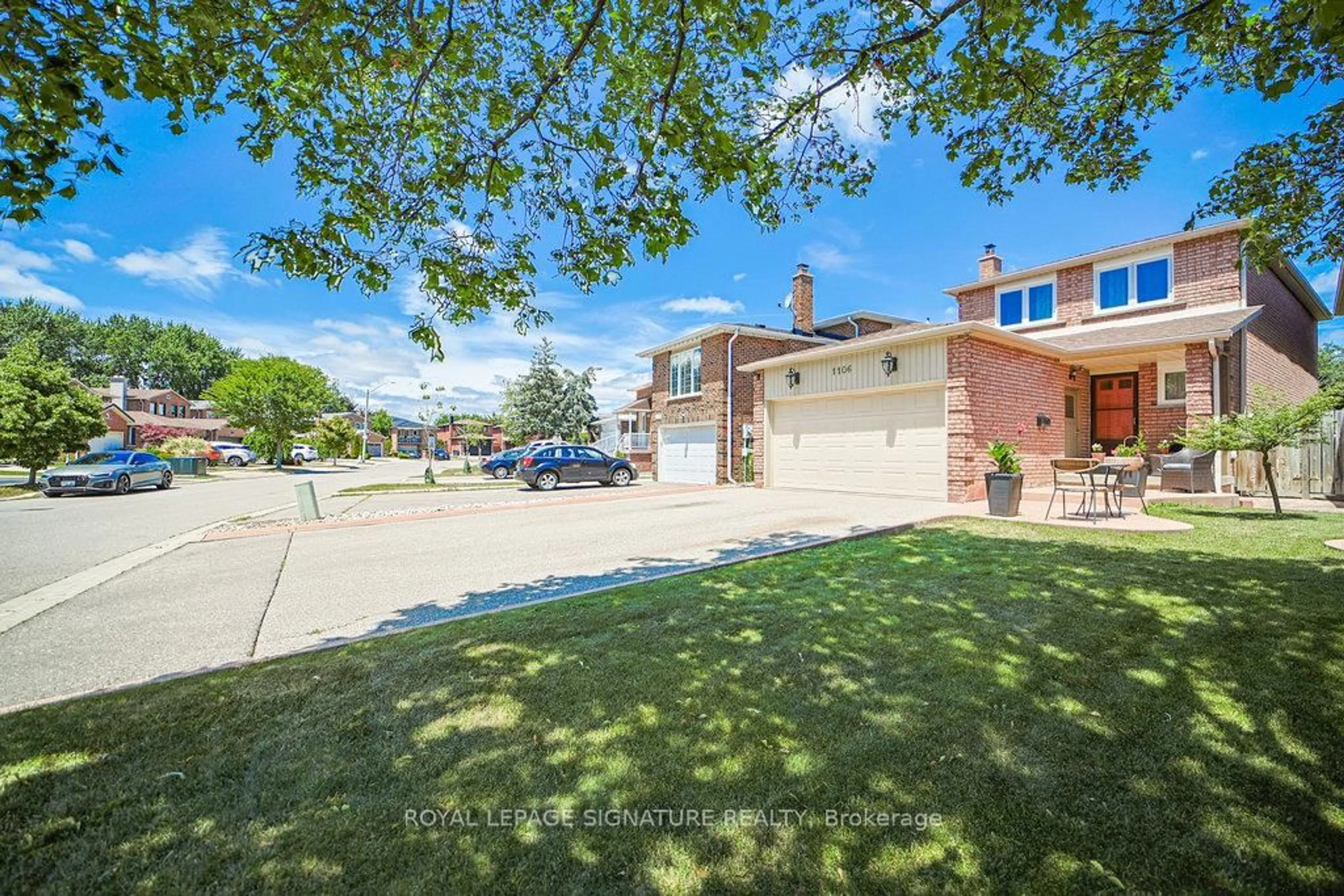 A pic from outside/outdoor area/front of a property/back of a property/a pic from drone, street for 1106 Highgate Pl, Mississauga Ontario L4W 3H4