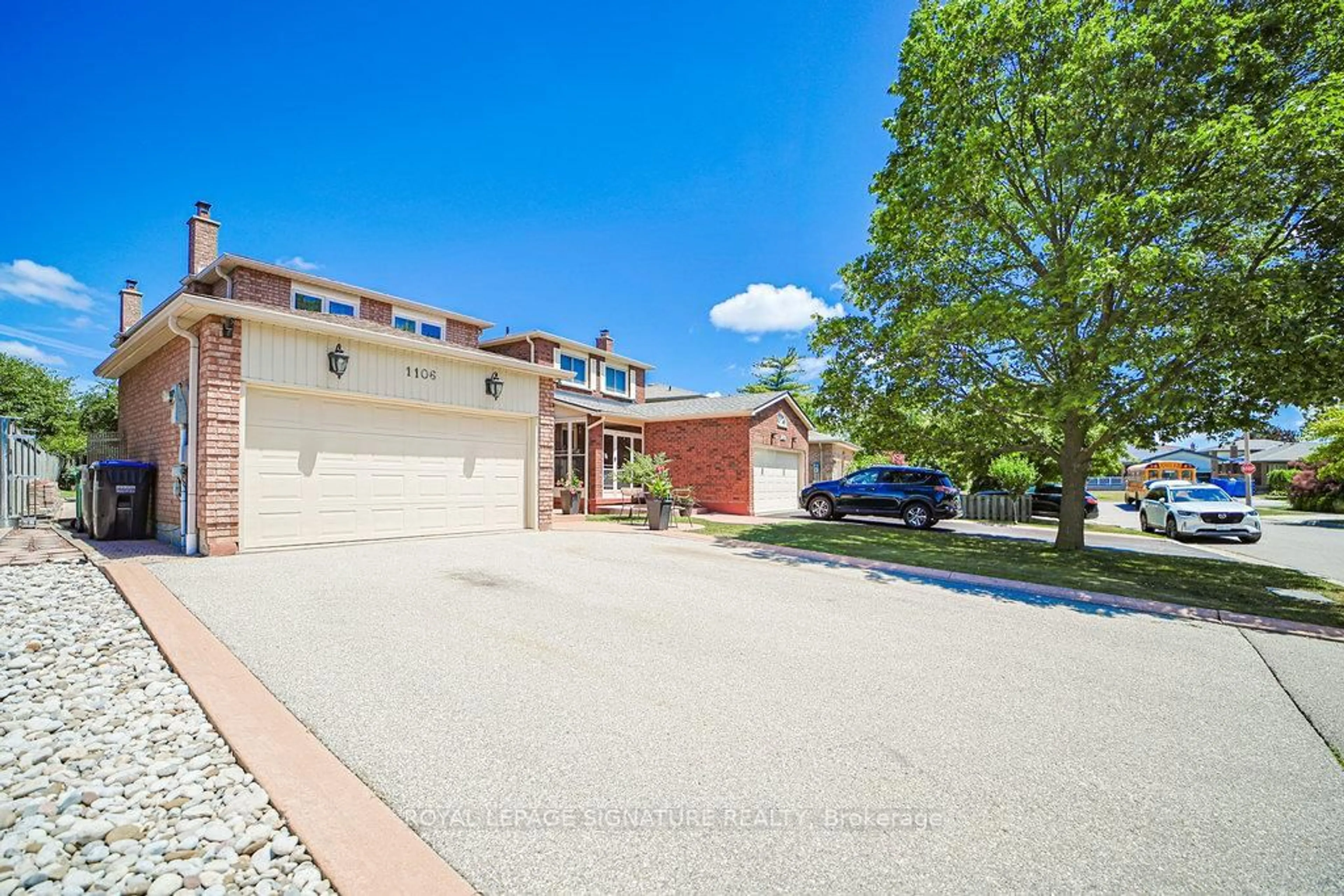 A pic from outside/outdoor area/front of a property/back of a property/a pic from drone, street for 1106 Highgate Pl, Mississauga Ontario L4W 3H4