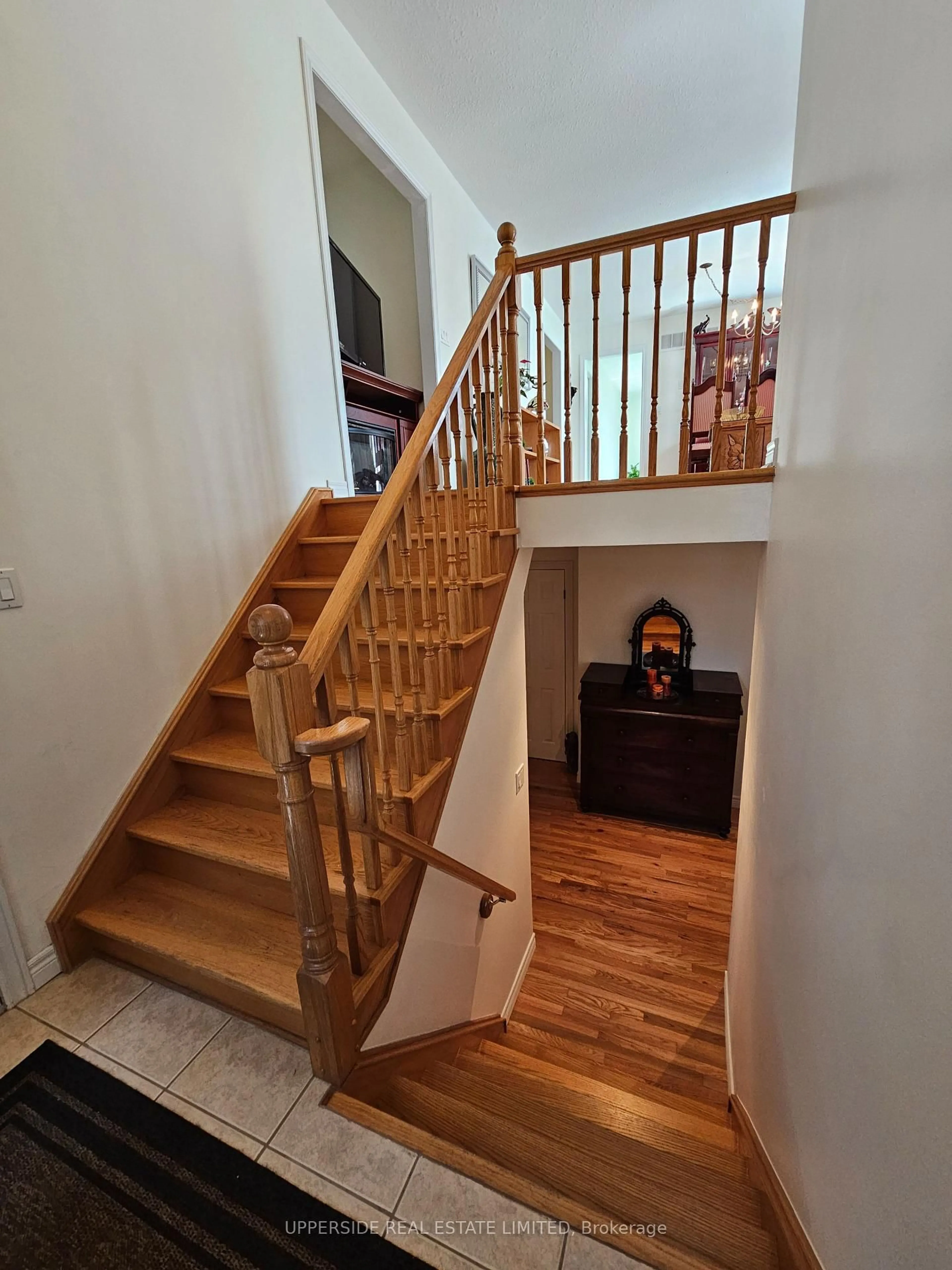 Stairs for 4 Kingsley Rd, Halton Hills Ontario L7J 2Z5