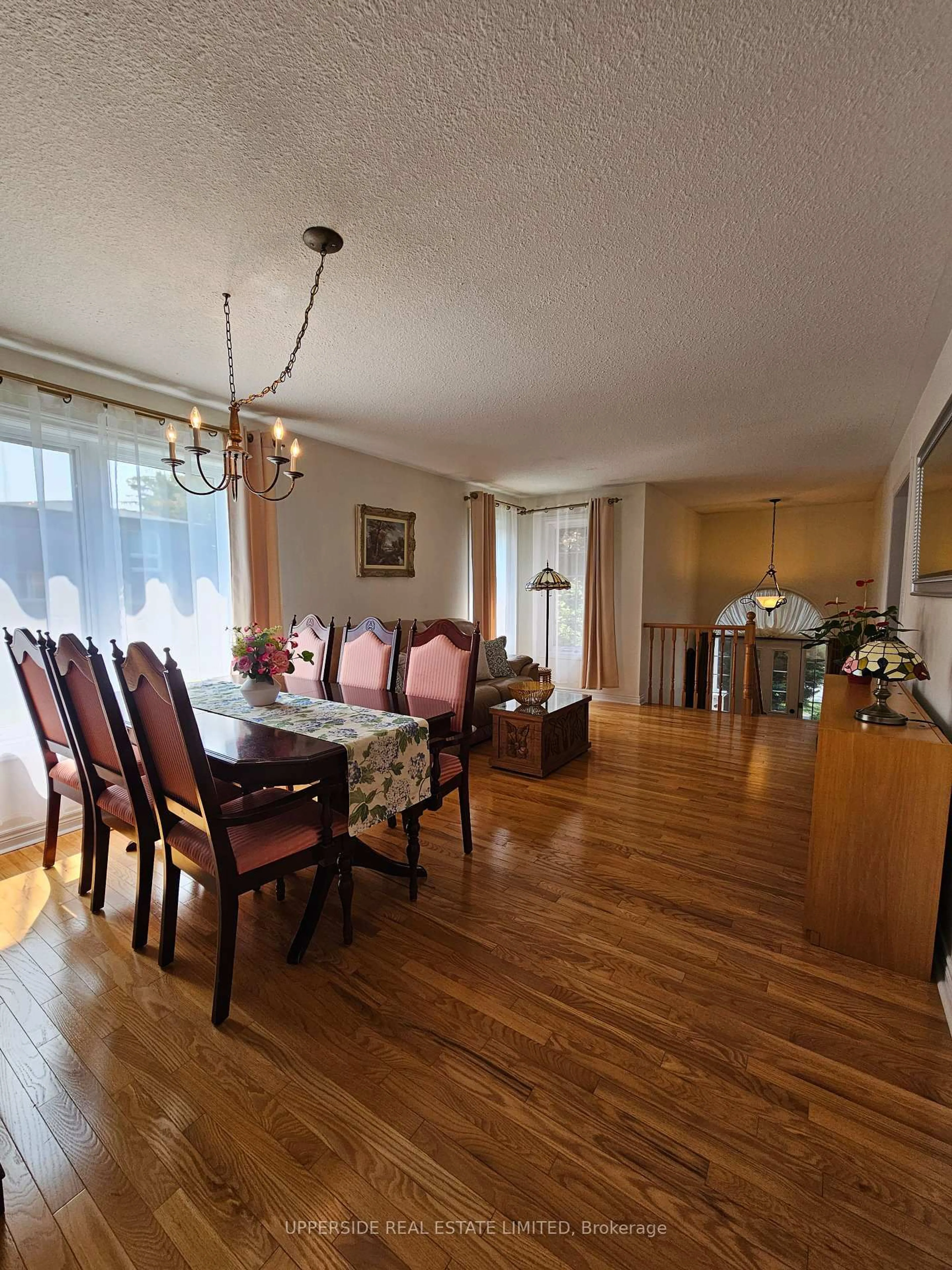 Dining room, wood/laminate floor for 4 Kingsley Rd, Halton Hills Ontario L7J 2Z5
