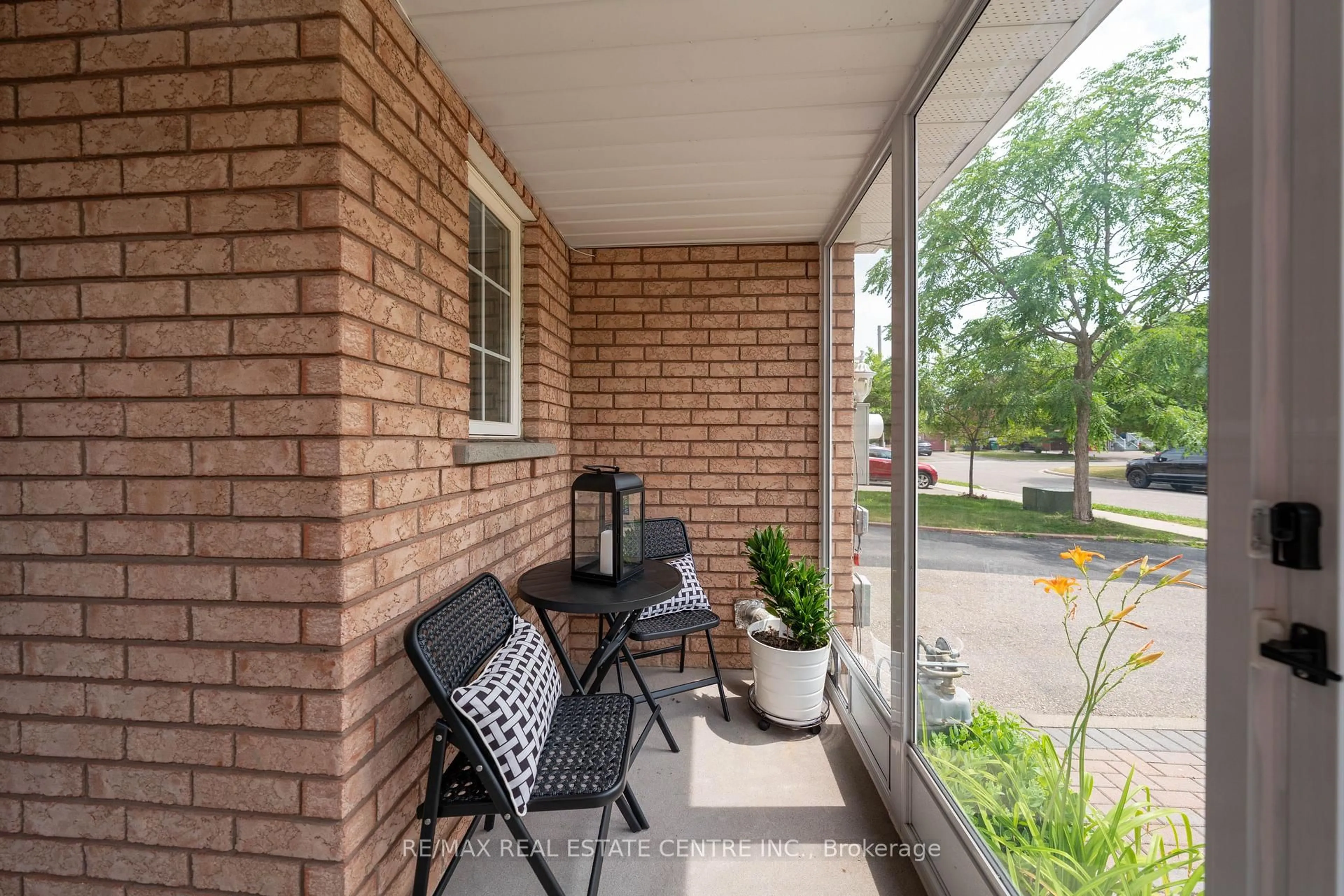 Patio, street for 32 Queen Anne Dr, Brampton Ontario L7A 1X3