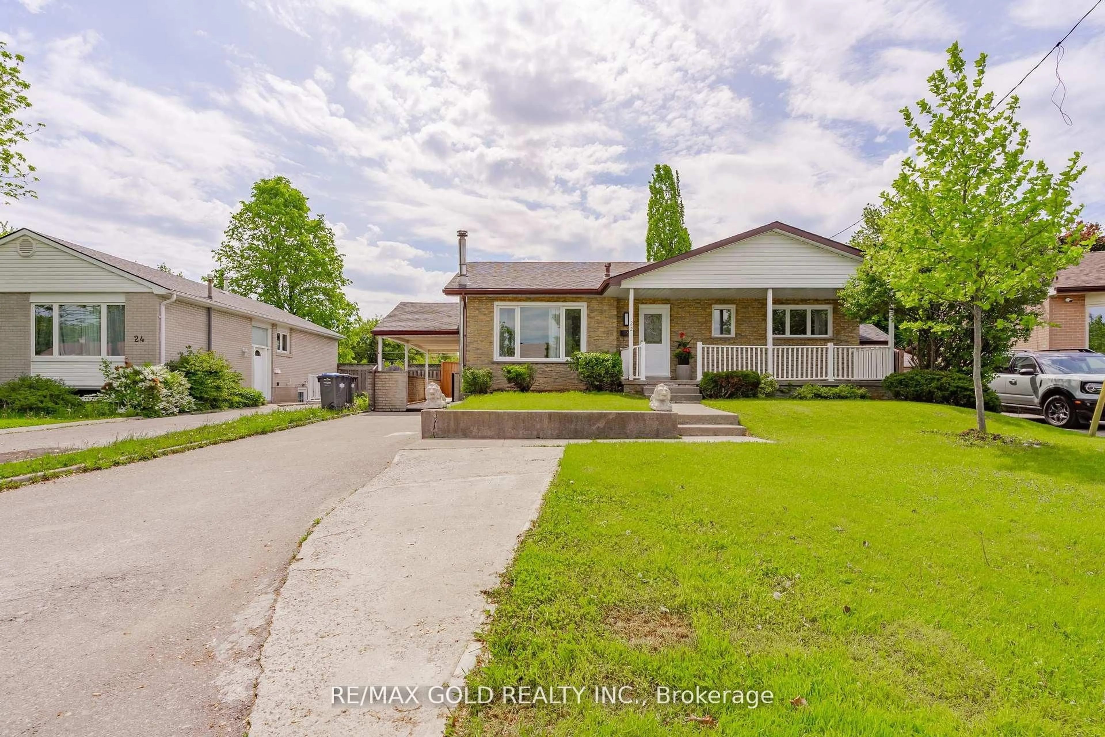 A pic from outside/outdoor area/front of a property/back of a property/a pic from drone, street for 22 Carlyle Cres, Brampton Ontario L6W 2Z1