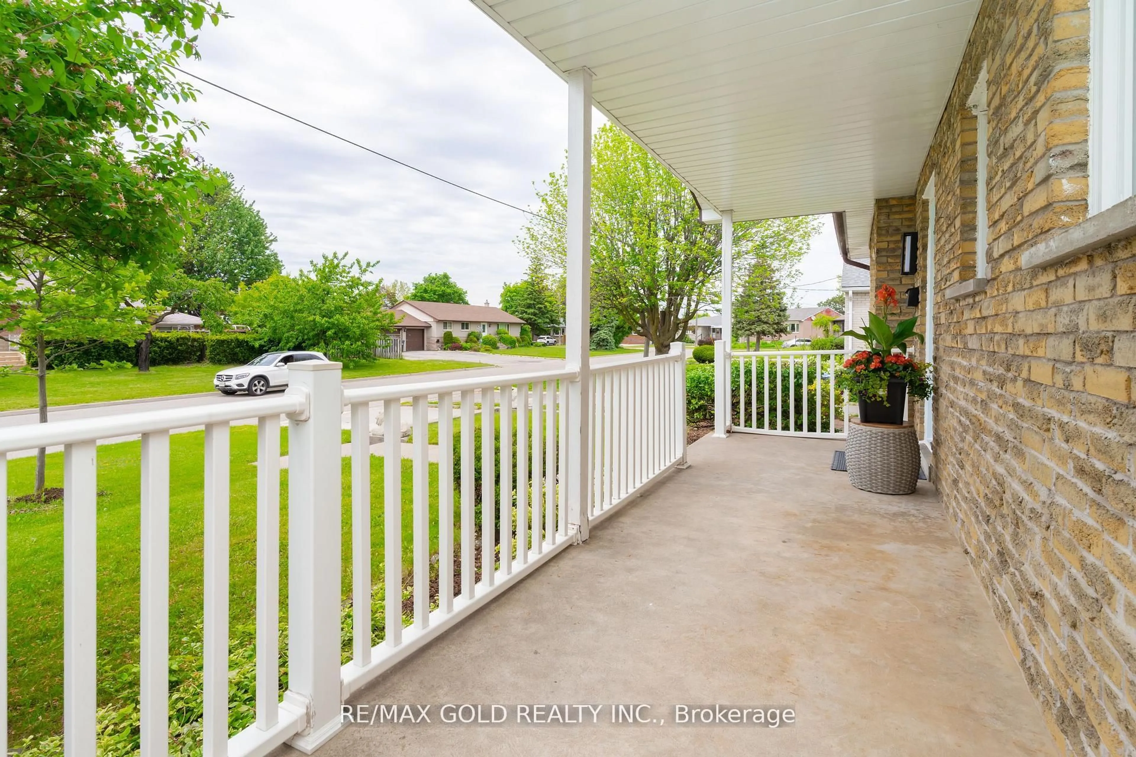 Patio, street for 22 Carlyle Cres, Brampton Ontario L6W 2Z1