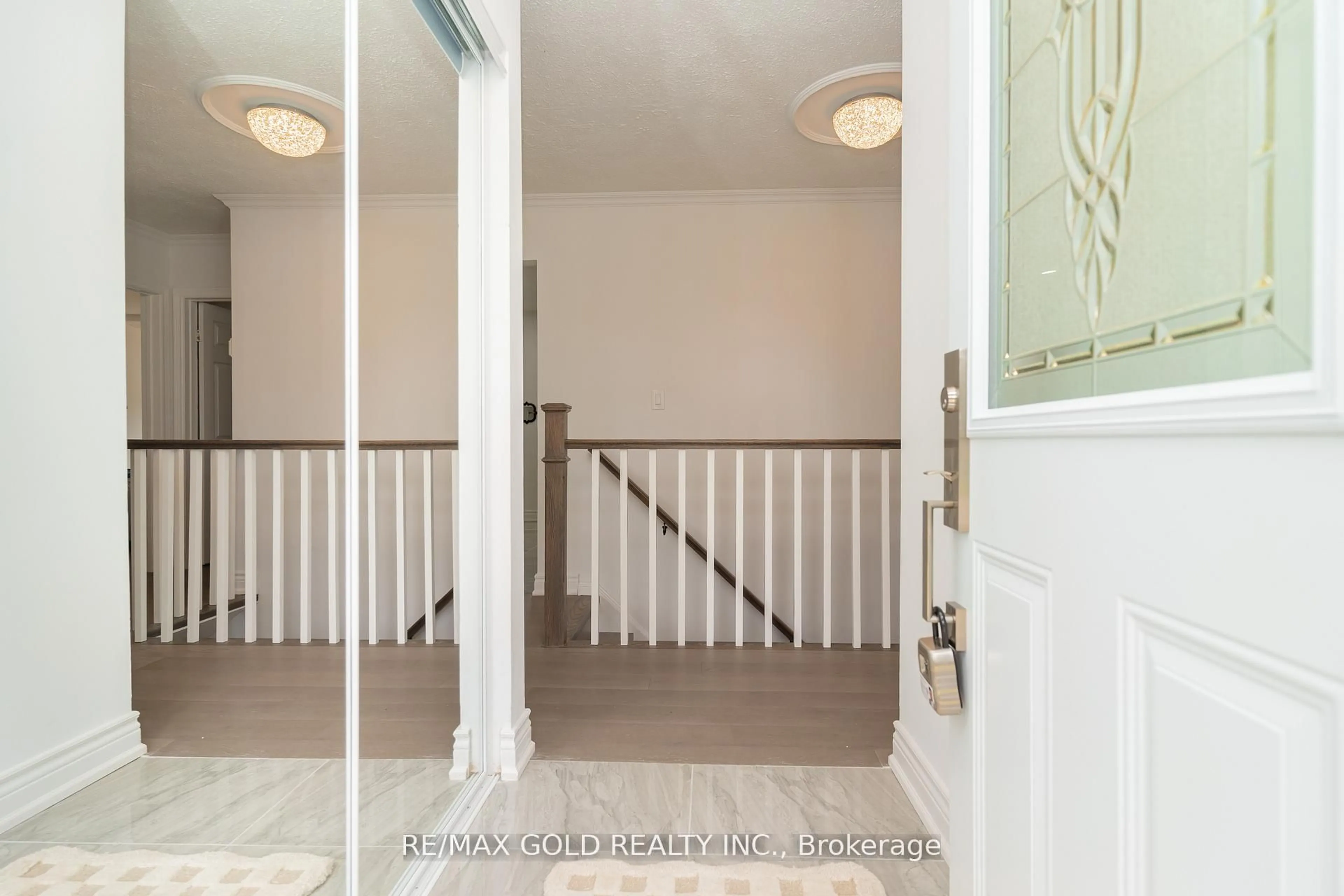 Indoor entryway for 22 Carlyle Cres, Brampton Ontario L6W 2Z1