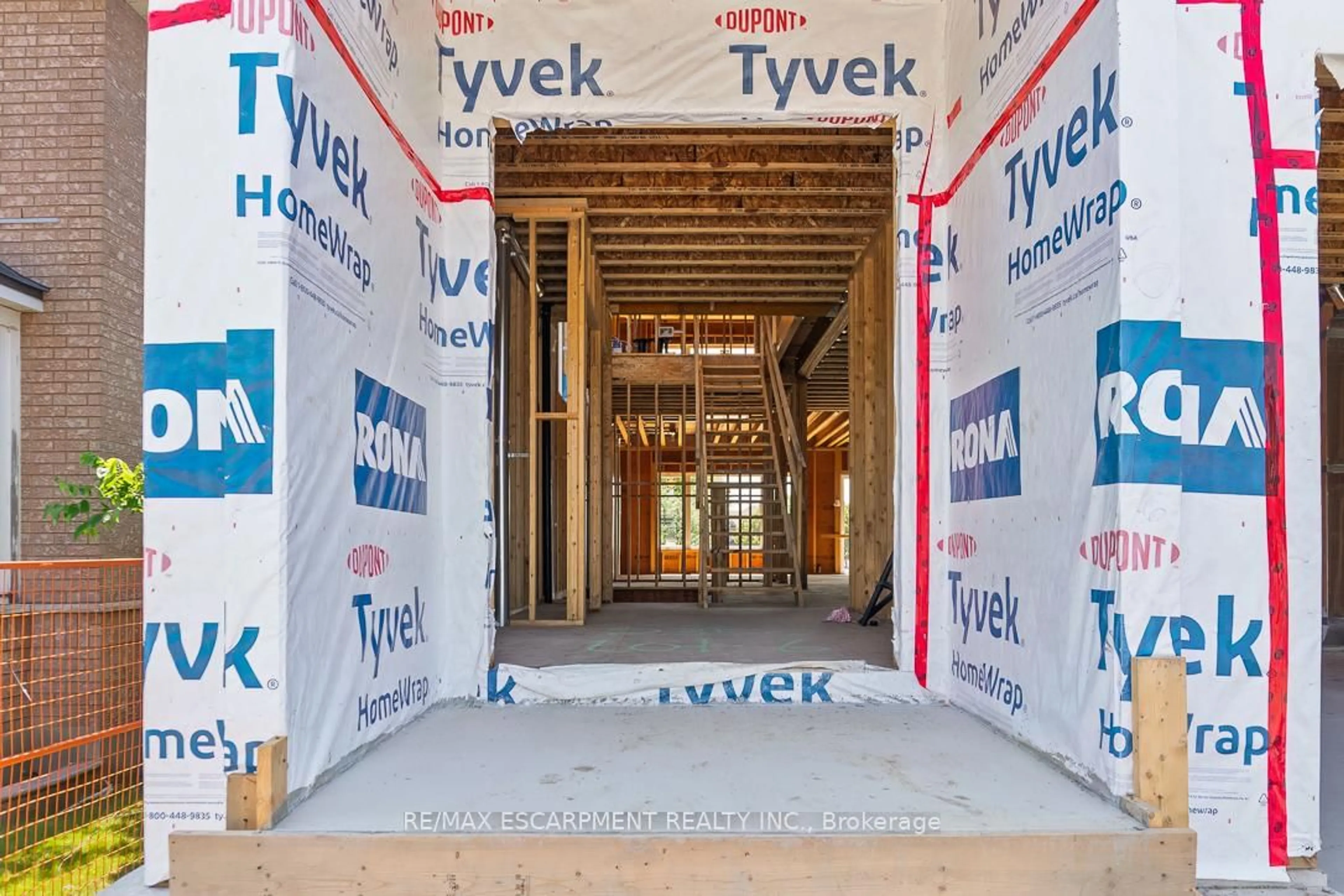 Indoor foyer for 2354 Eighth Line, Oakville Ontario L6H 7E6