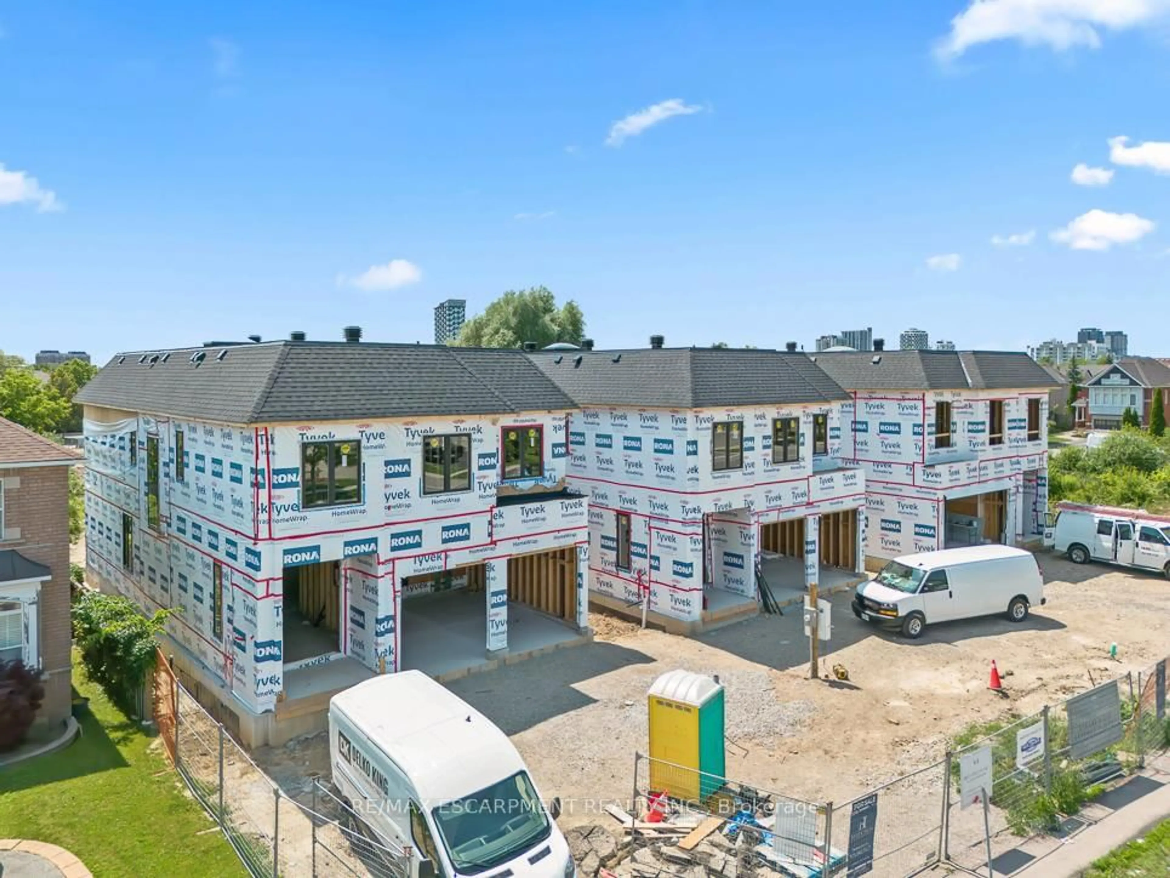 A pic from outside/outdoor area/front of a property/back of a property/a pic from drone, building for 2354 Eighth Line, Oakville Ontario L6H 7E6