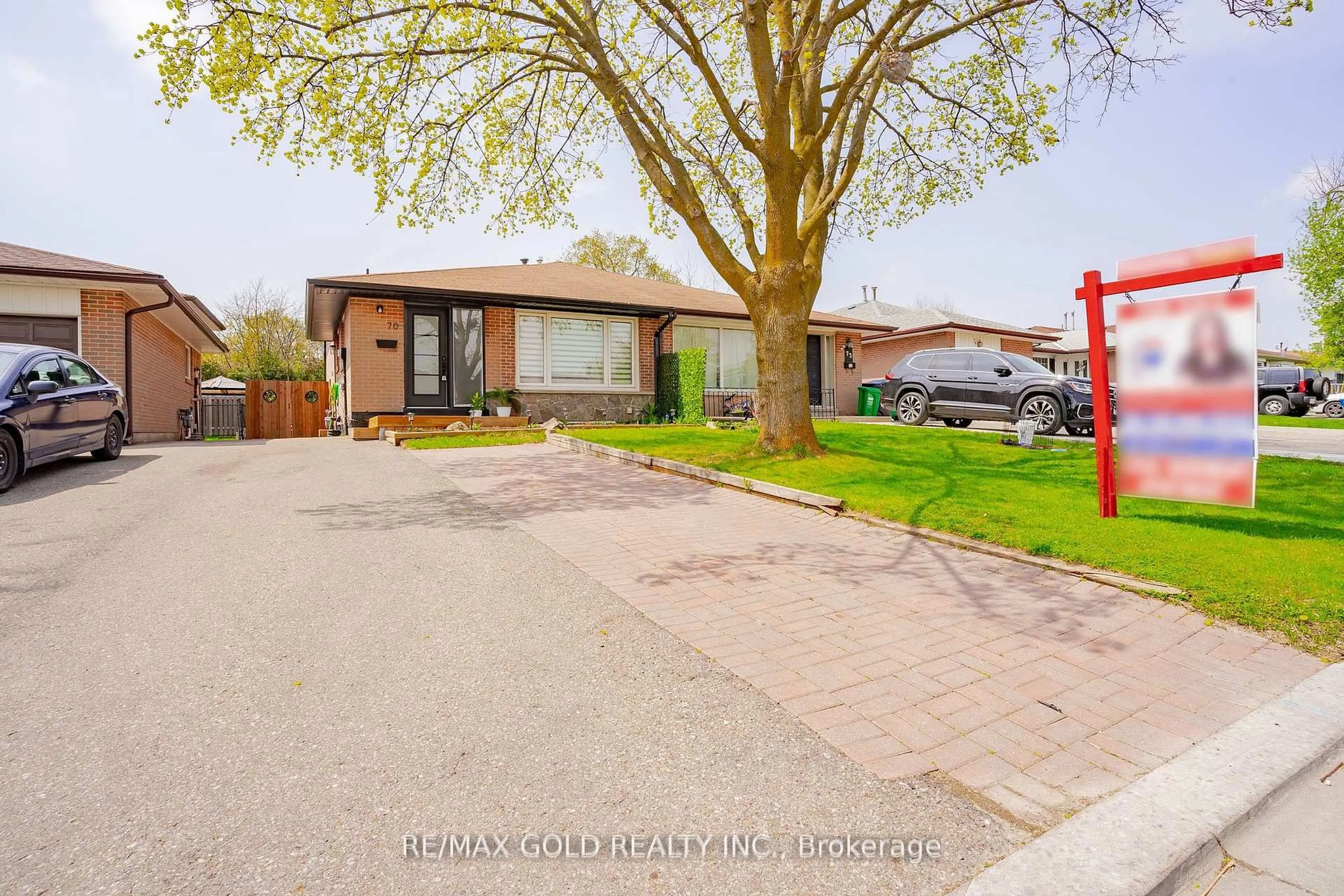 A pic from outside/outdoor area/front of a property/back of a property/a pic from drone, street for 70 Wilton Dr, Brampton Ontario L6W 3A1