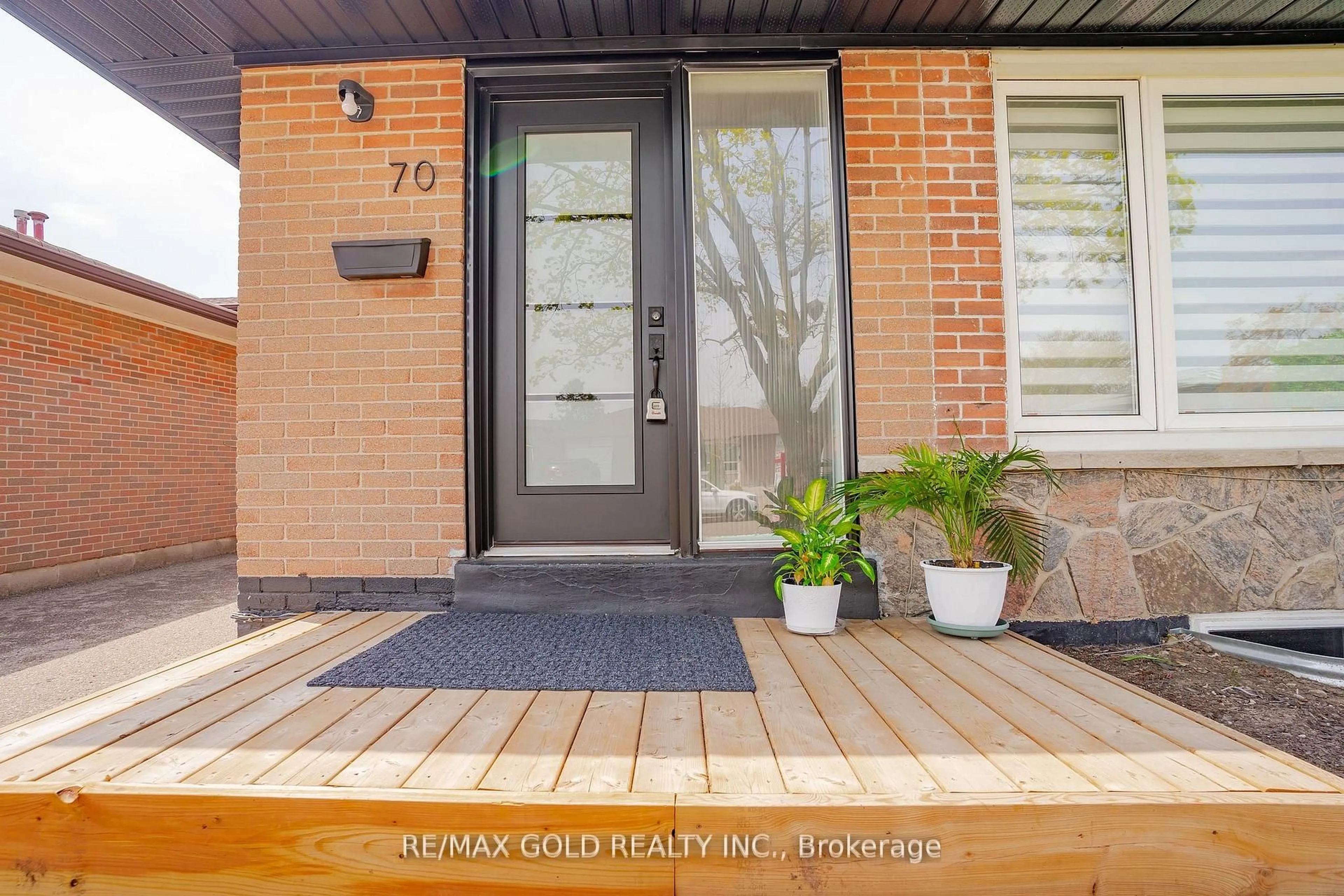 Unknown for 70 Wilton Dr, Brampton Ontario L6W 3A1