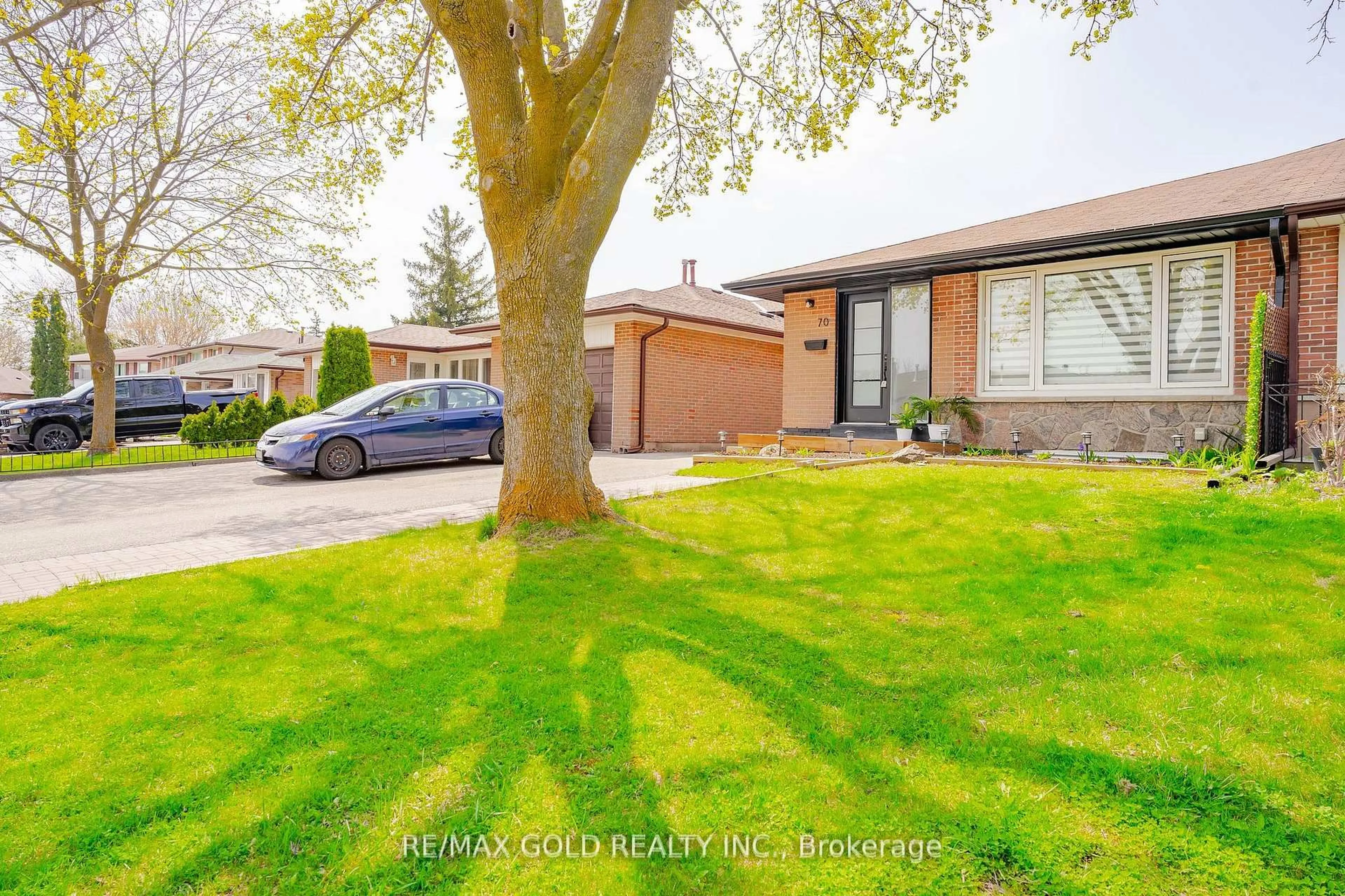 A pic from outside/outdoor area/front of a property/back of a property/a pic from drone, street for 70 Wilton Dr, Brampton Ontario L6W 3A1