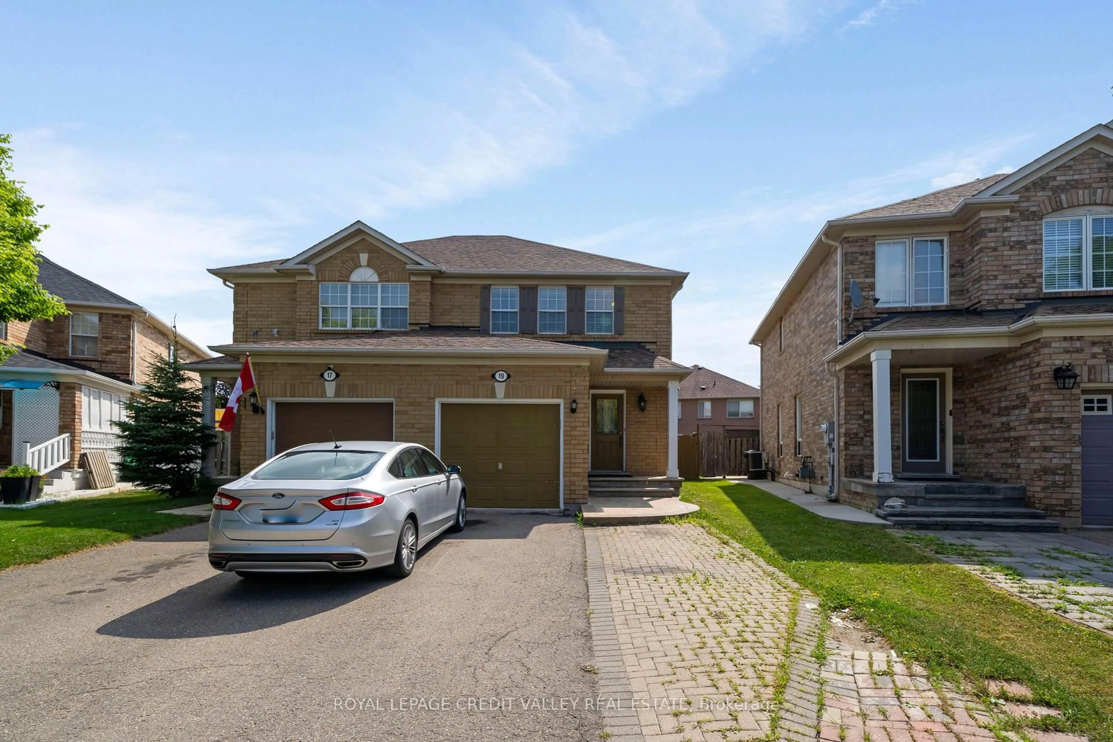 A pic from outside/outdoor area/front of a property/back of a property/a pic from drone, street for 19 Dunlop Crt, Brampton Ontario L6X 4Z8