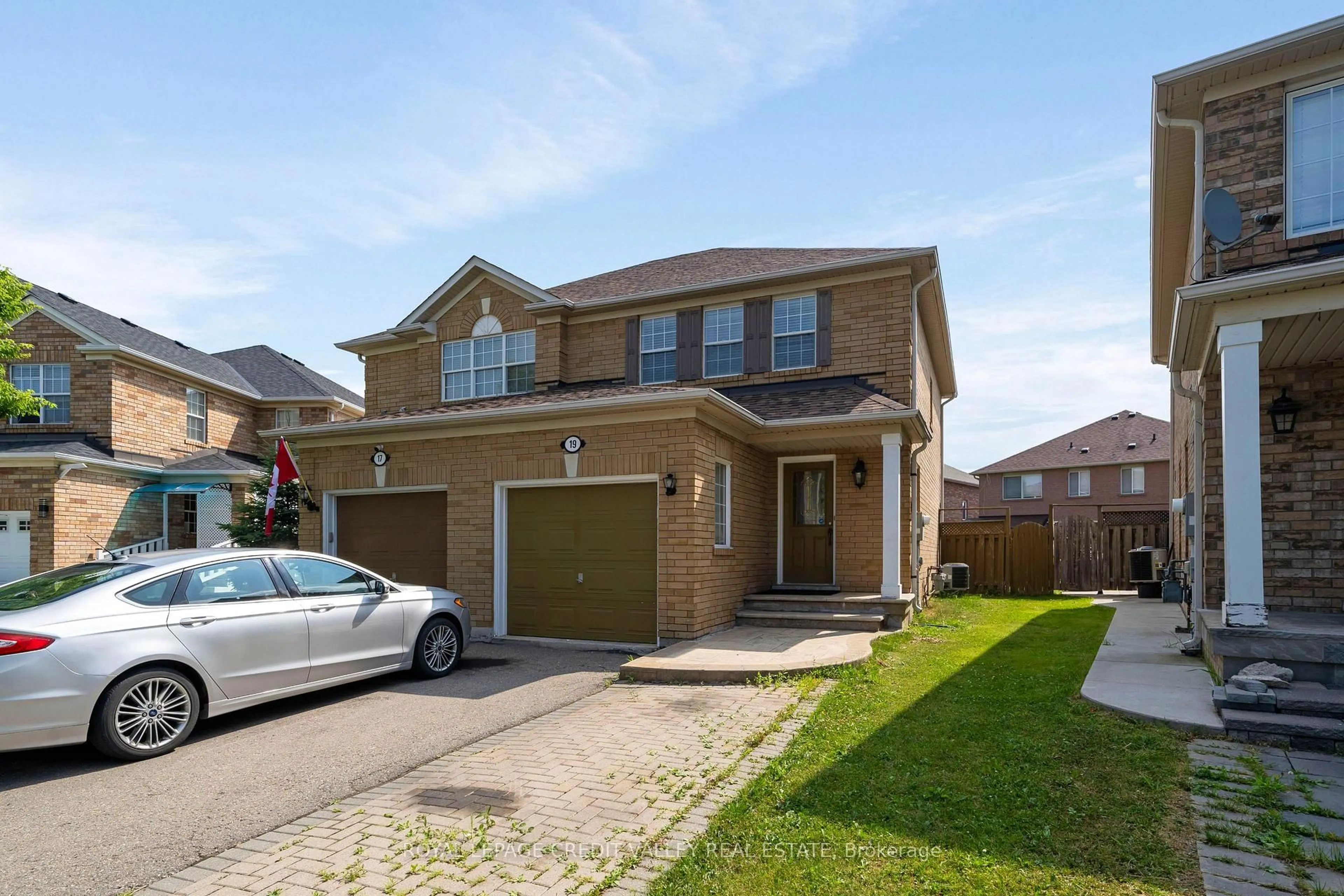 A pic from outside/outdoor area/front of a property/back of a property/a pic from drone, street for 19 Dunlop Crt, Brampton Ontario L6X 4Z8
