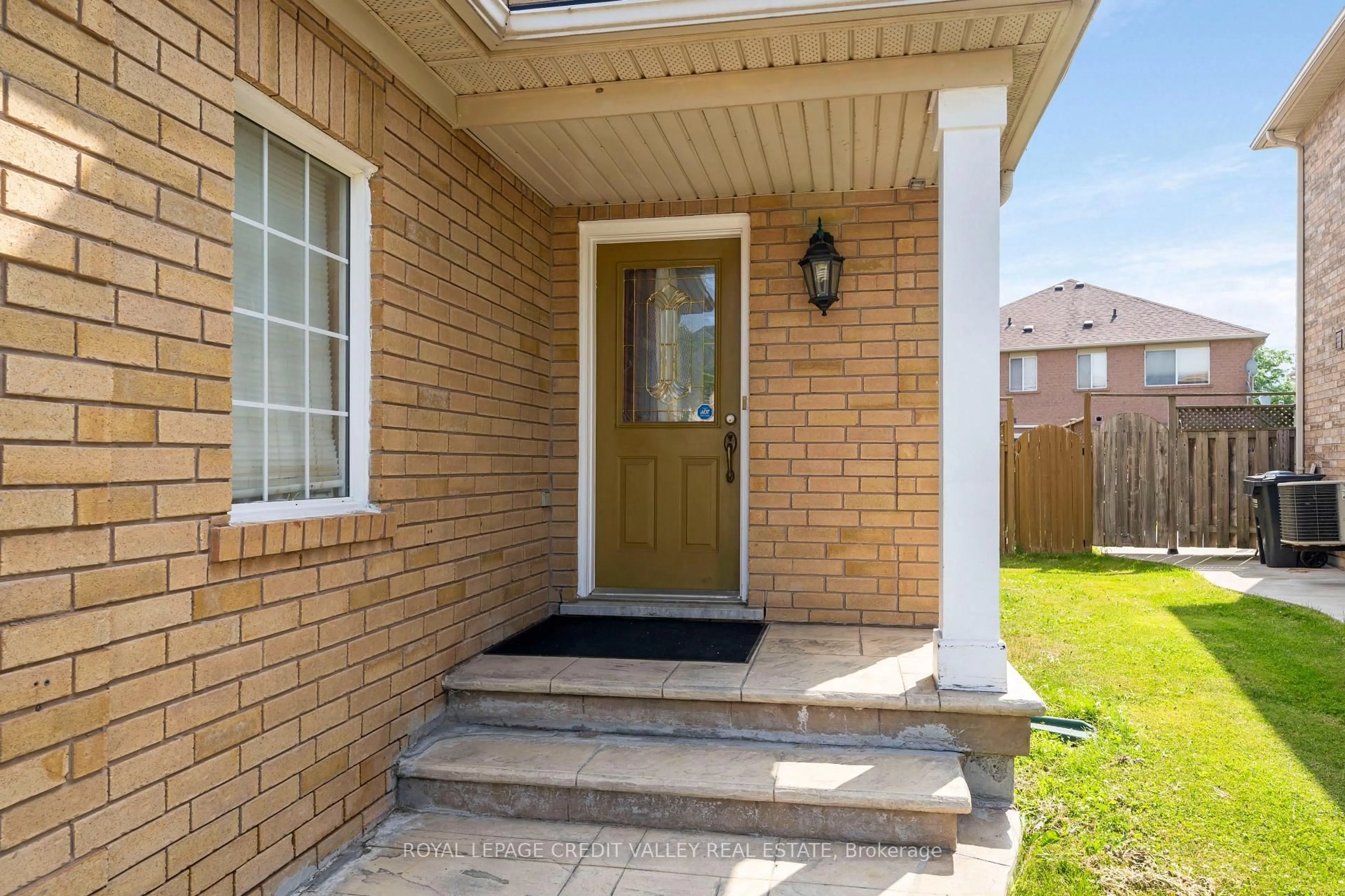 Home with brick exterior material, street for 19 Dunlop Crt, Brampton Ontario L6X 4Z8