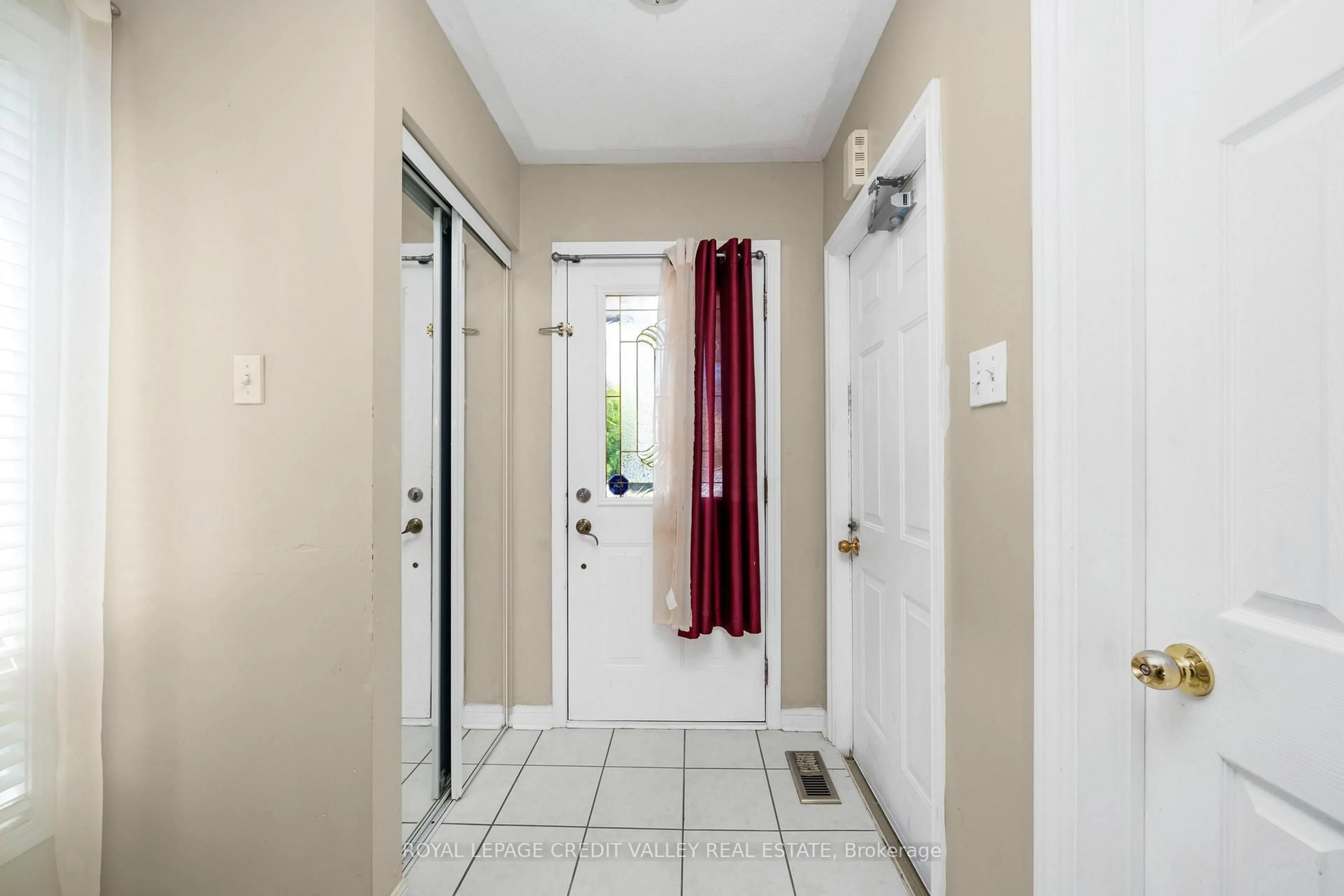 Indoor entryway for 19 Dunlop Crt, Brampton Ontario L6X 4Z8