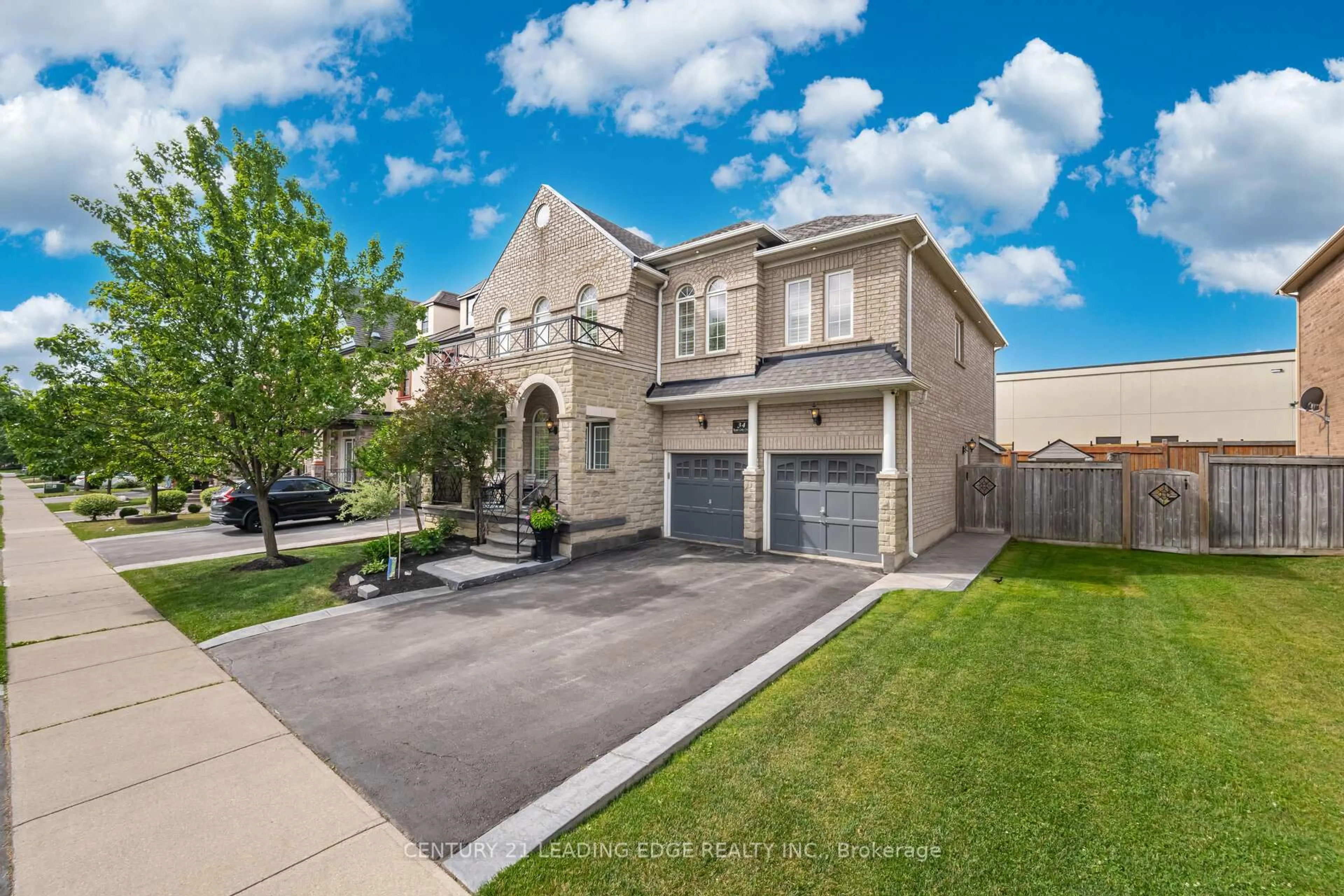 A pic from outside/outdoor area/front of a property/back of a property/a pic from drone, street for 34 Royal Links Circ, Brampton Ontario L6P 2Z9