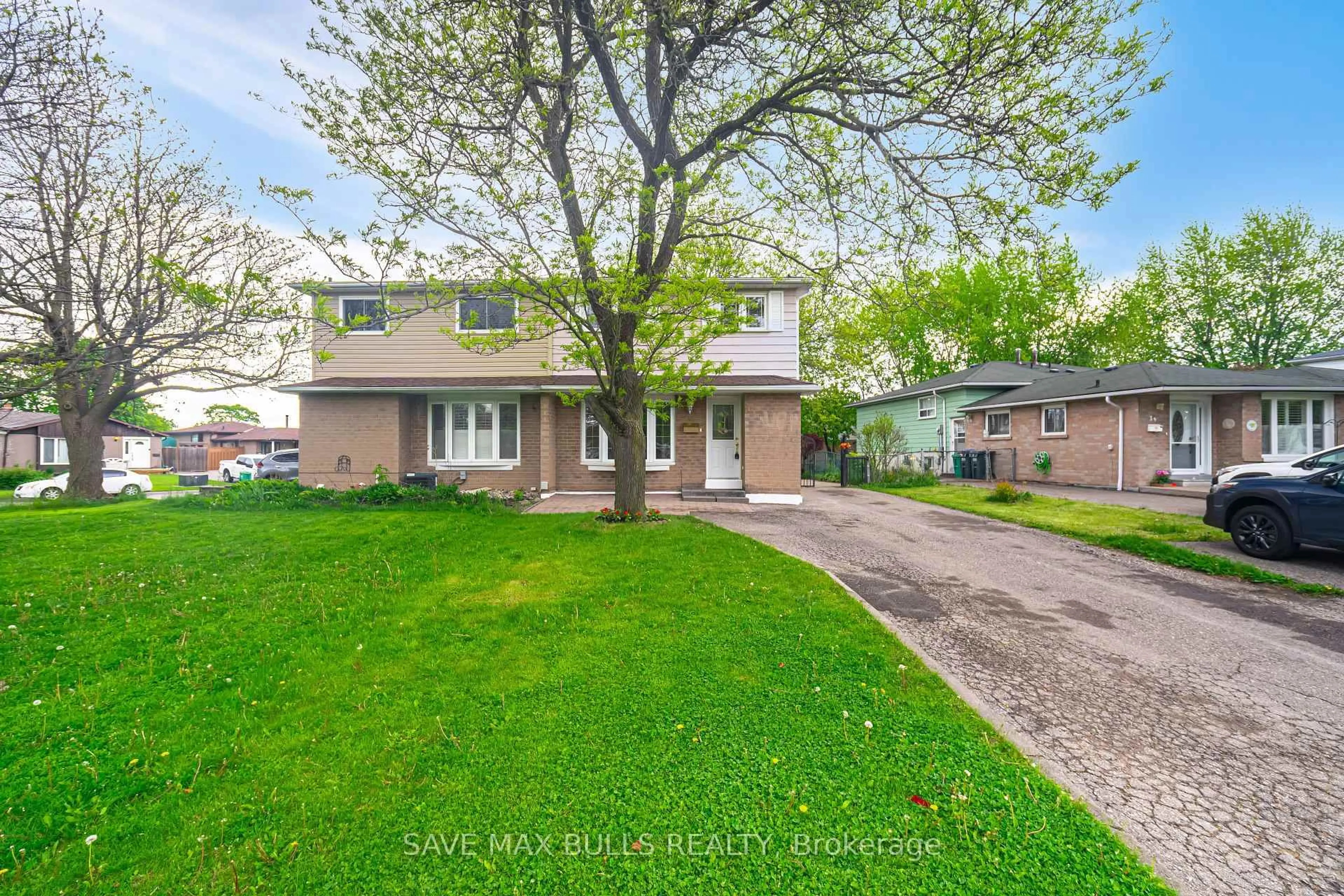 A pic from outside/outdoor area/front of a property/back of a property/a pic from drone, street for 41 Glenmore Cres, Brampton Ontario L6S 1H9