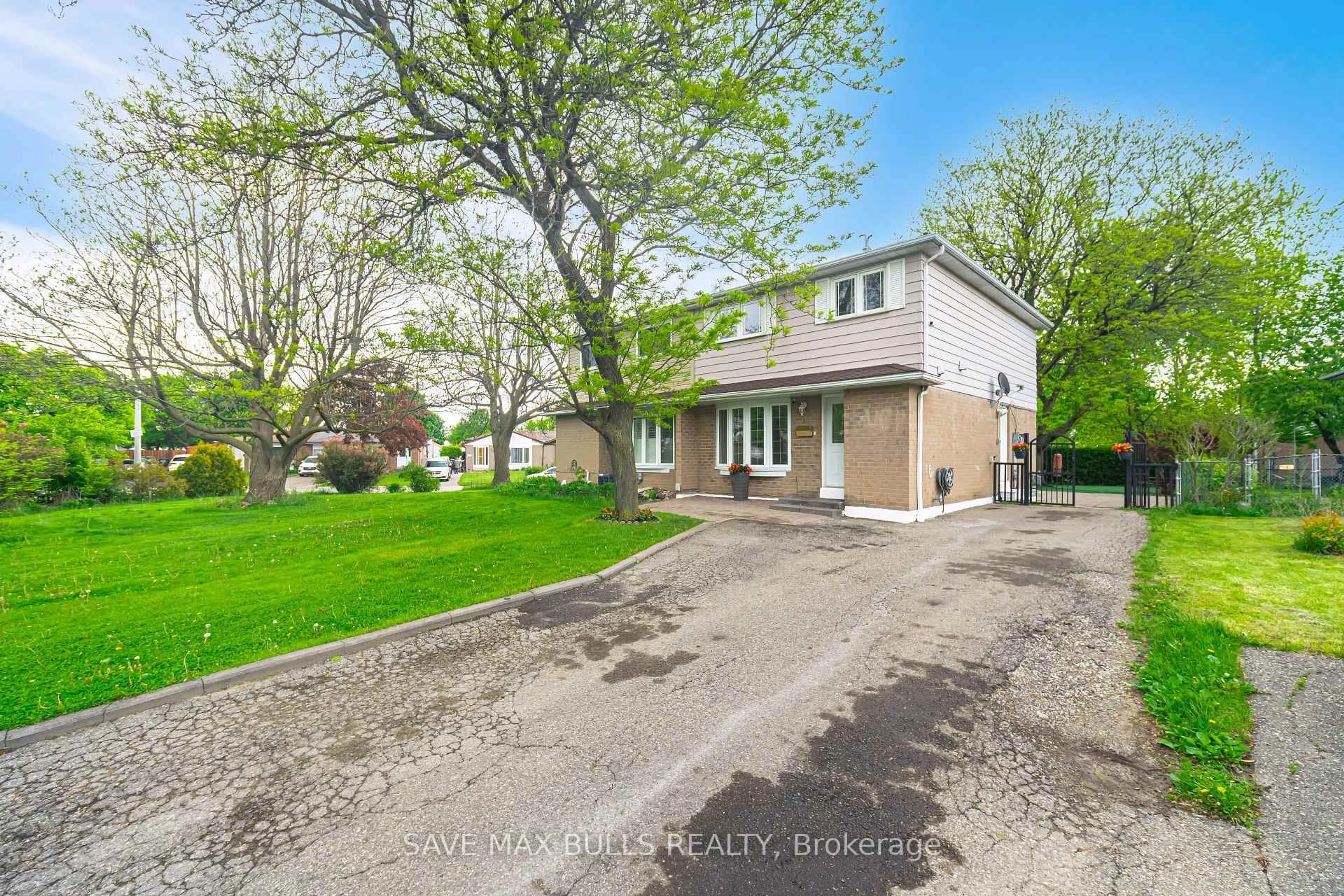 A pic from outside/outdoor area/front of a property/back of a property/a pic from drone, street for 41 Glenmore Cres, Brampton Ontario L6S 1H9
