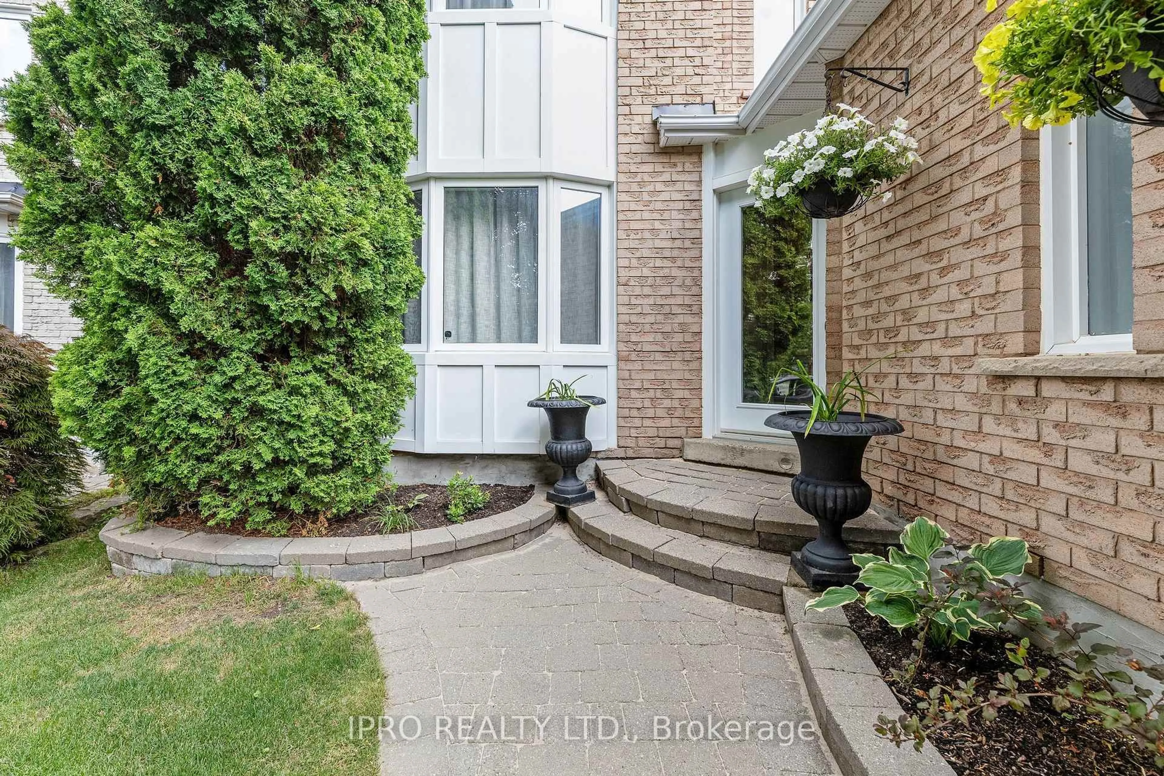 Indoor entryway for 9 Mull Gate, Halton Hills Ontario L7G 5J6