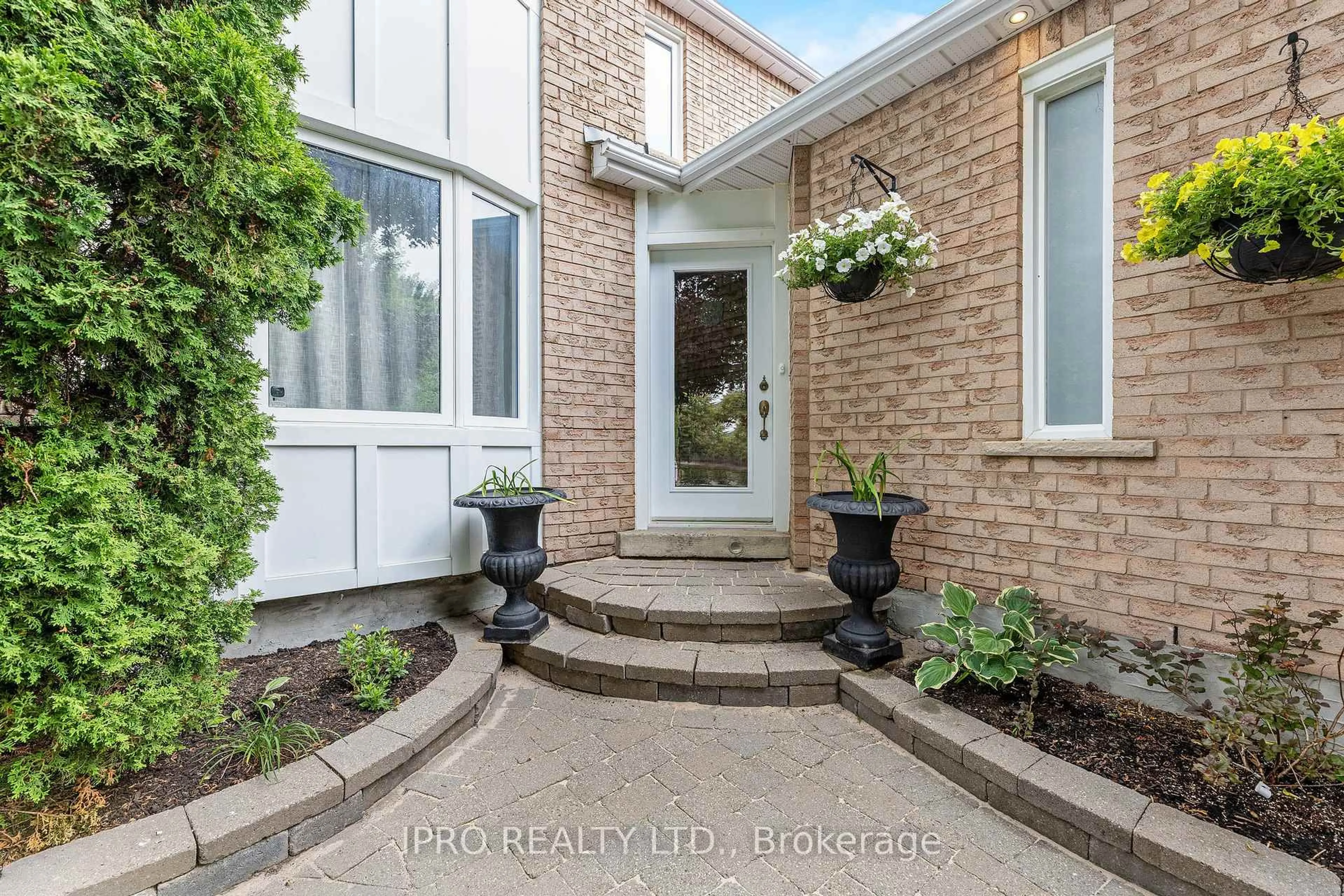 Indoor entryway for 9 Mull Gate, Halton Hills Ontario L7G 5J6