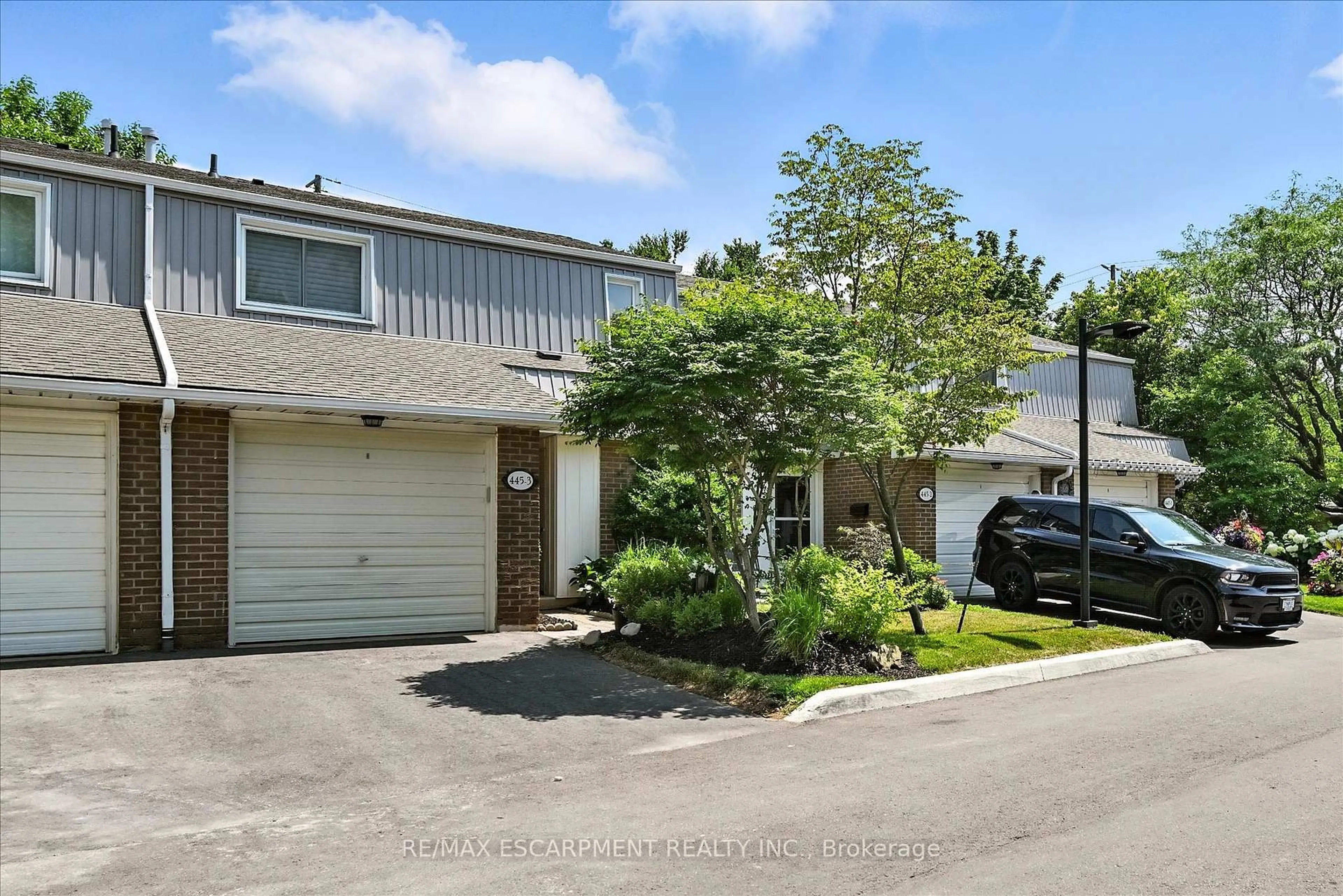 A pic from outside/outdoor area/front of a property/back of a property/a pic from drone, street for 445 Woodview Rd, Burlington Ontario L7N 2Z9
