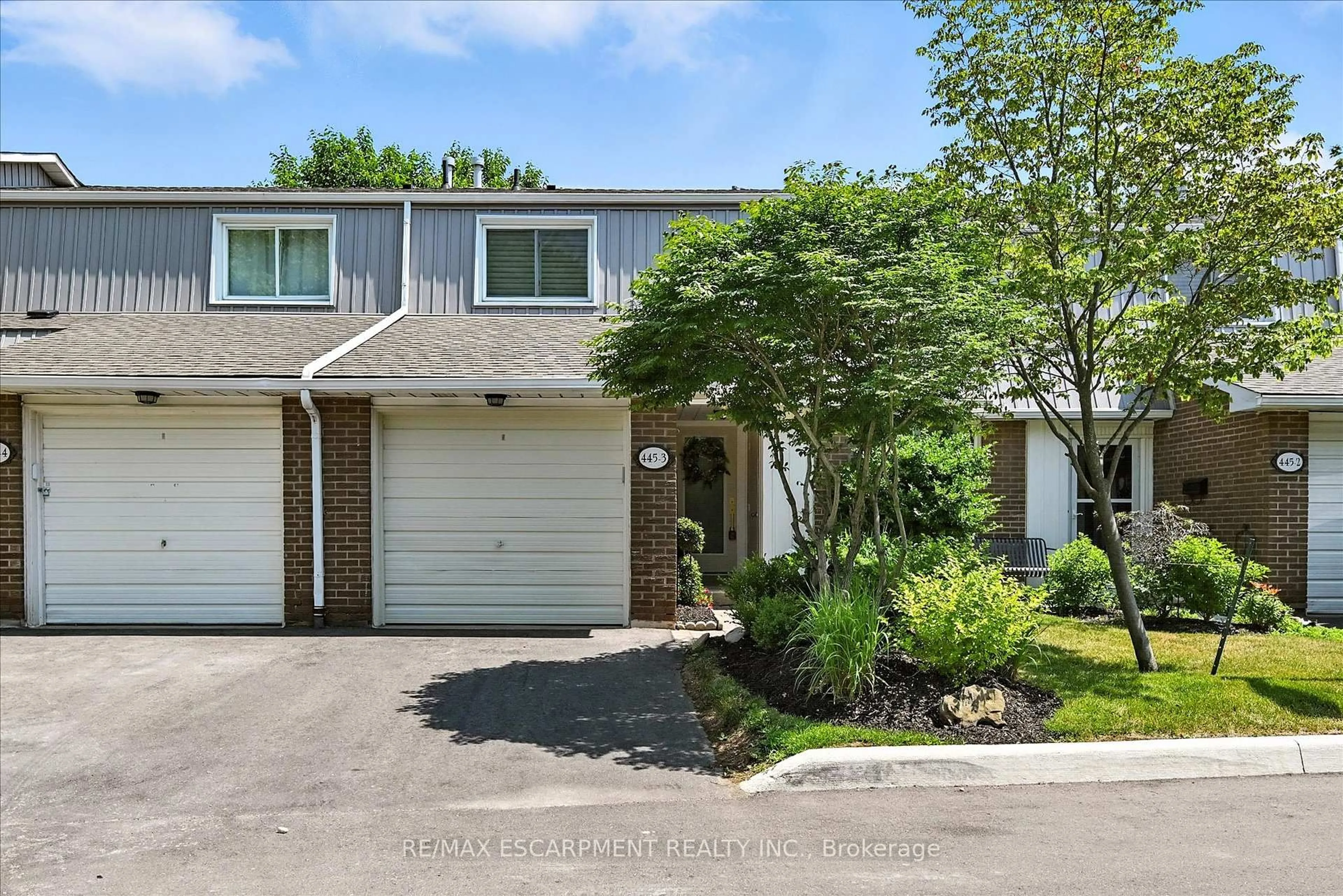 A pic from outside/outdoor area/front of a property/back of a property/a pic from drone, street for 445 Woodview Rd, Burlington Ontario L7N 2Z9