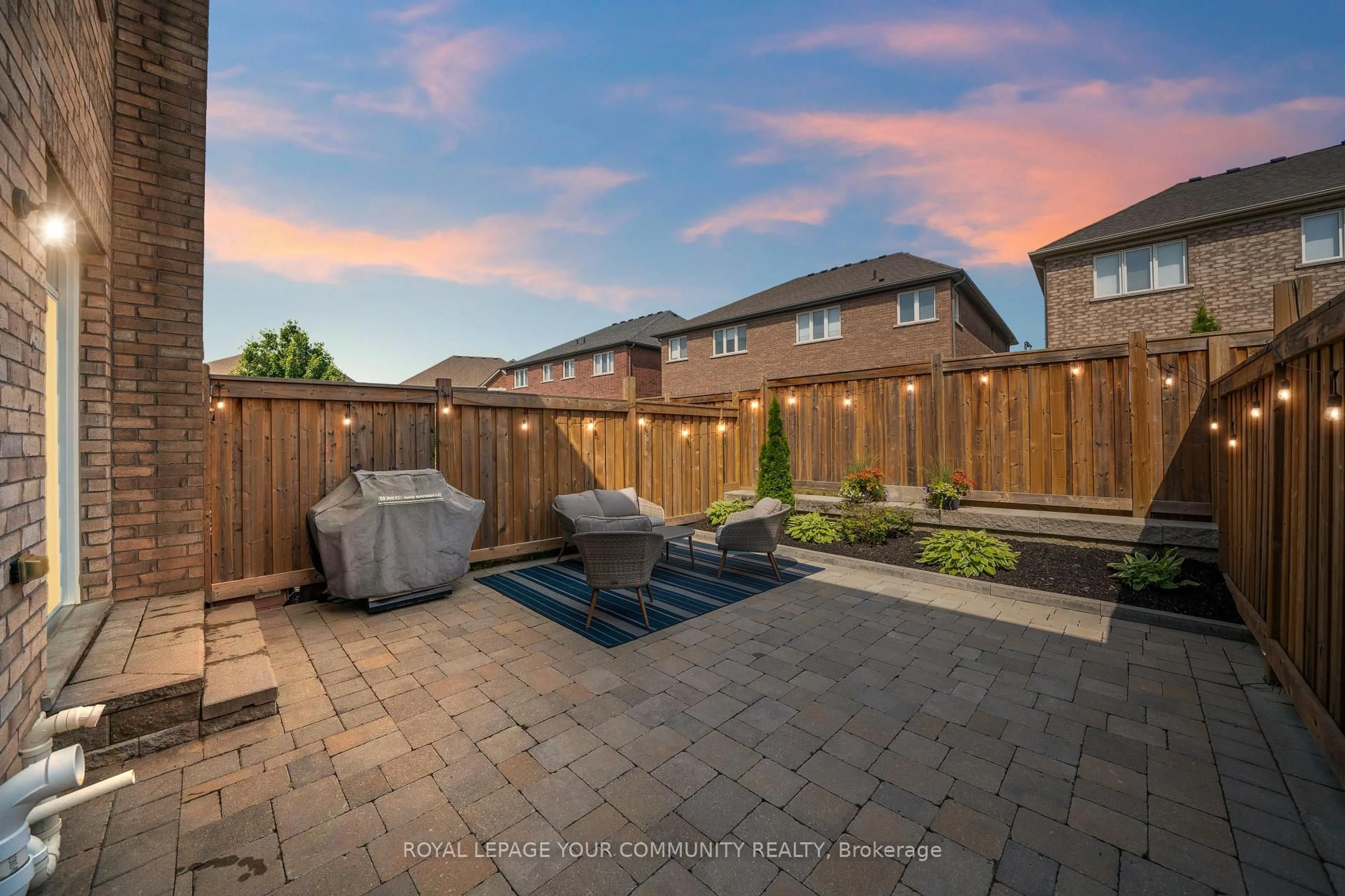 Patio, street for 50 Valley Lane, Caledon Ontario L7C 4C9