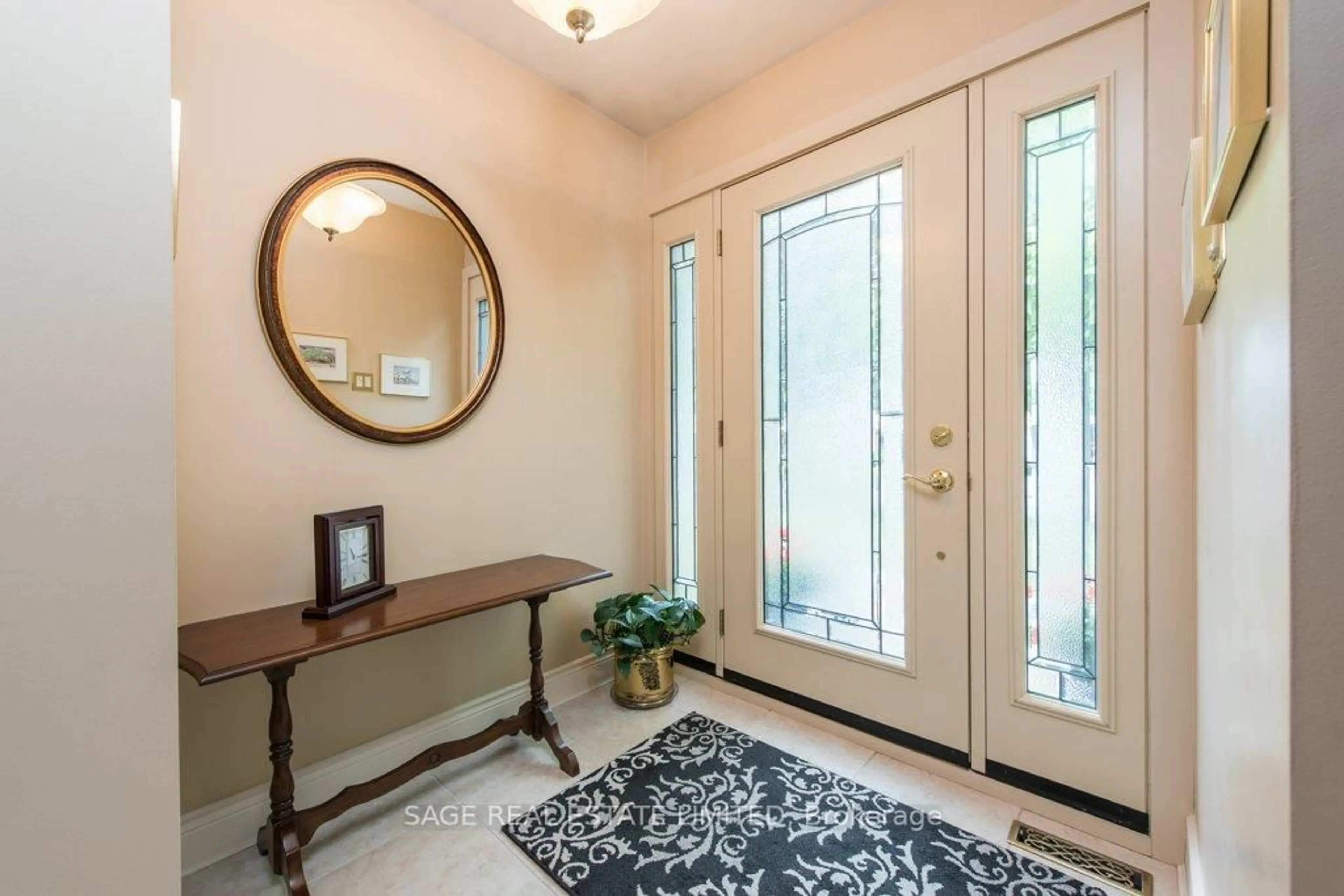 Indoor entryway for 529 Kenmarr Cres, Burlington Ontario L7L 4R6