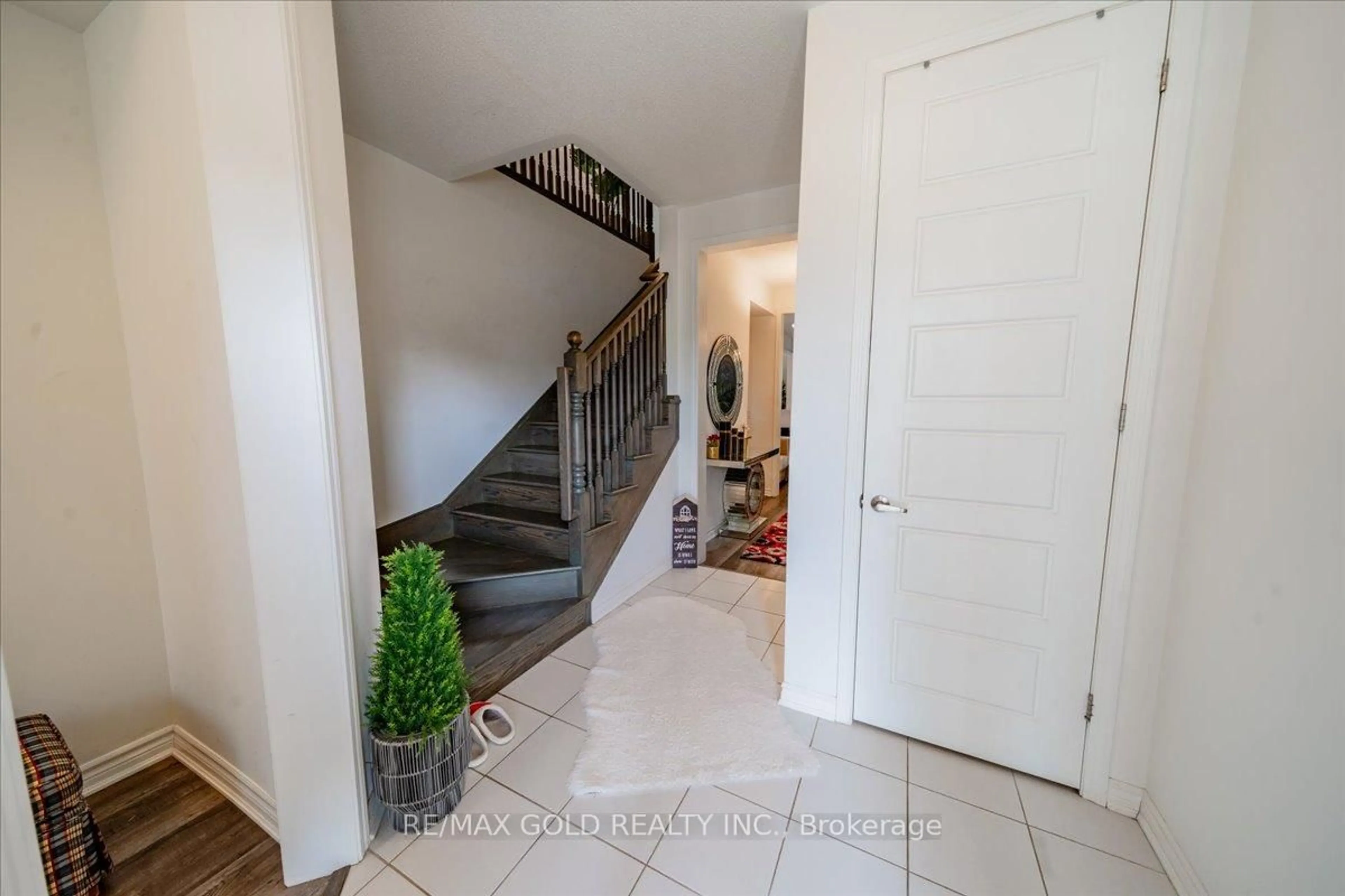 Indoor entryway for 451 GORDON KRANTZ Ave, Milton Ontario L9E 1W1