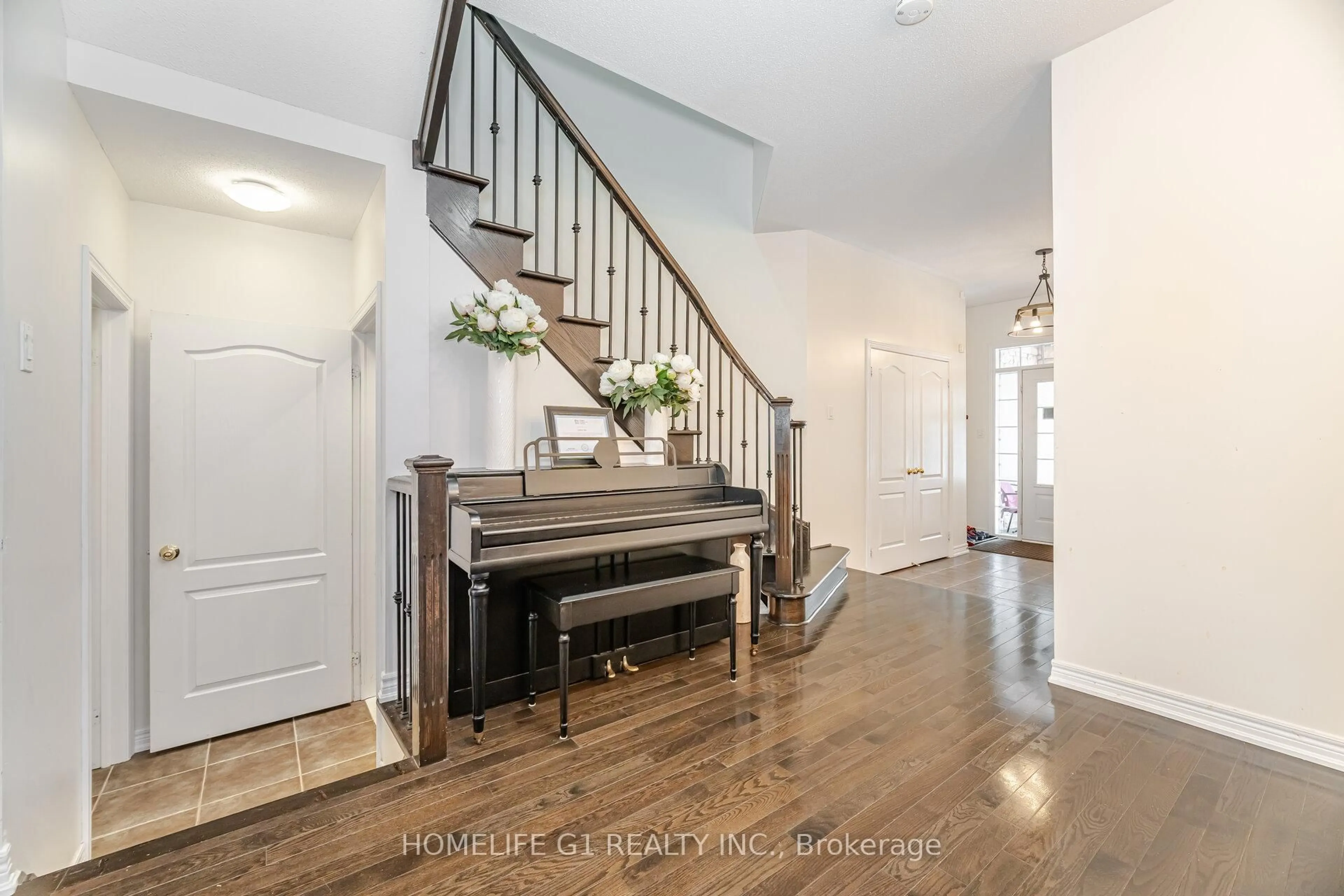 Indoor entryway for 3490 Whilabout Terr, Oakville Ontario L6L 6X6