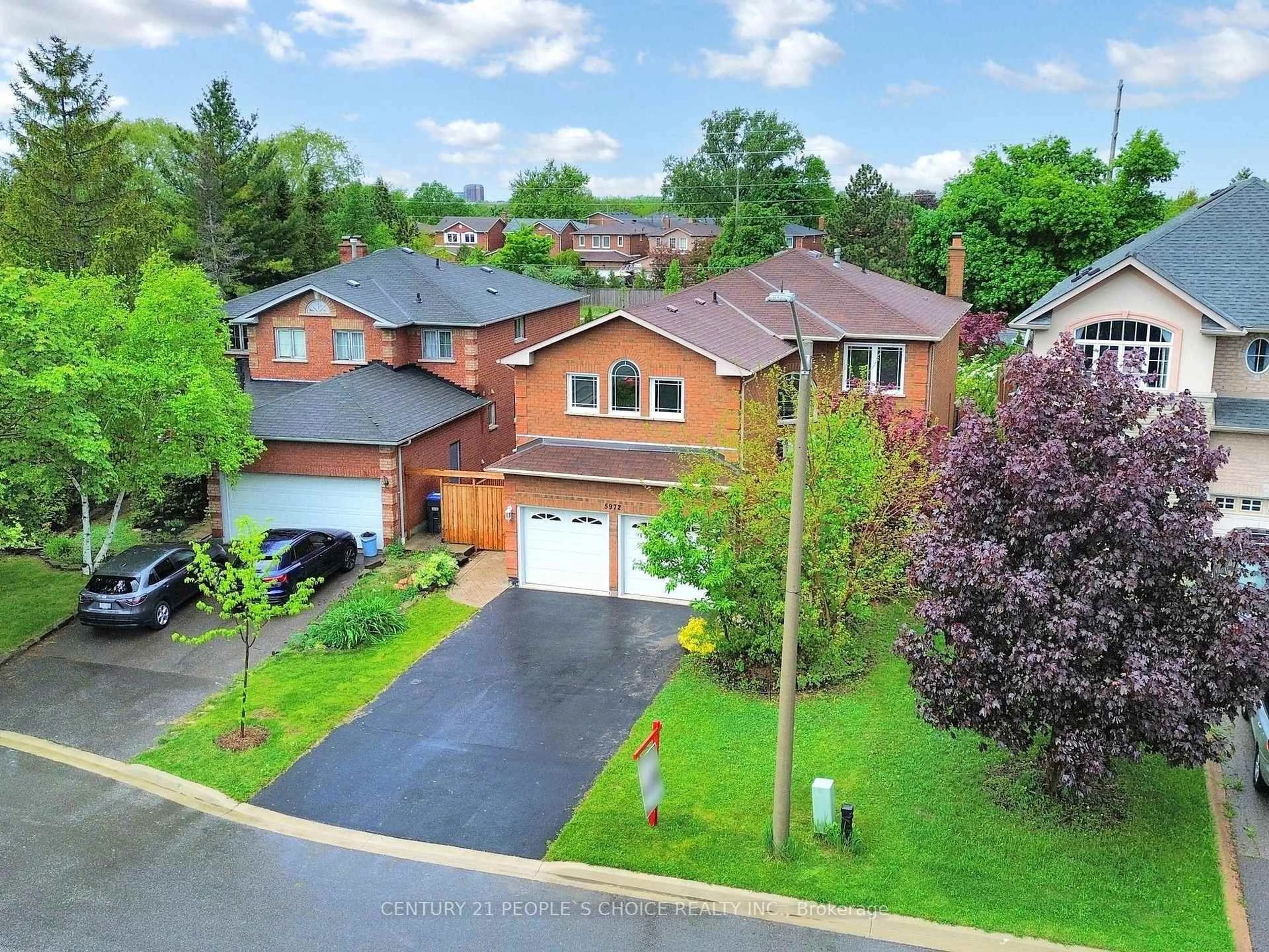 A pic from outside/outdoor area/front of a property/back of a property/a pic from drone, street for 5972 Aquarius Crt, Mississauga Ontario L5M 4Z9