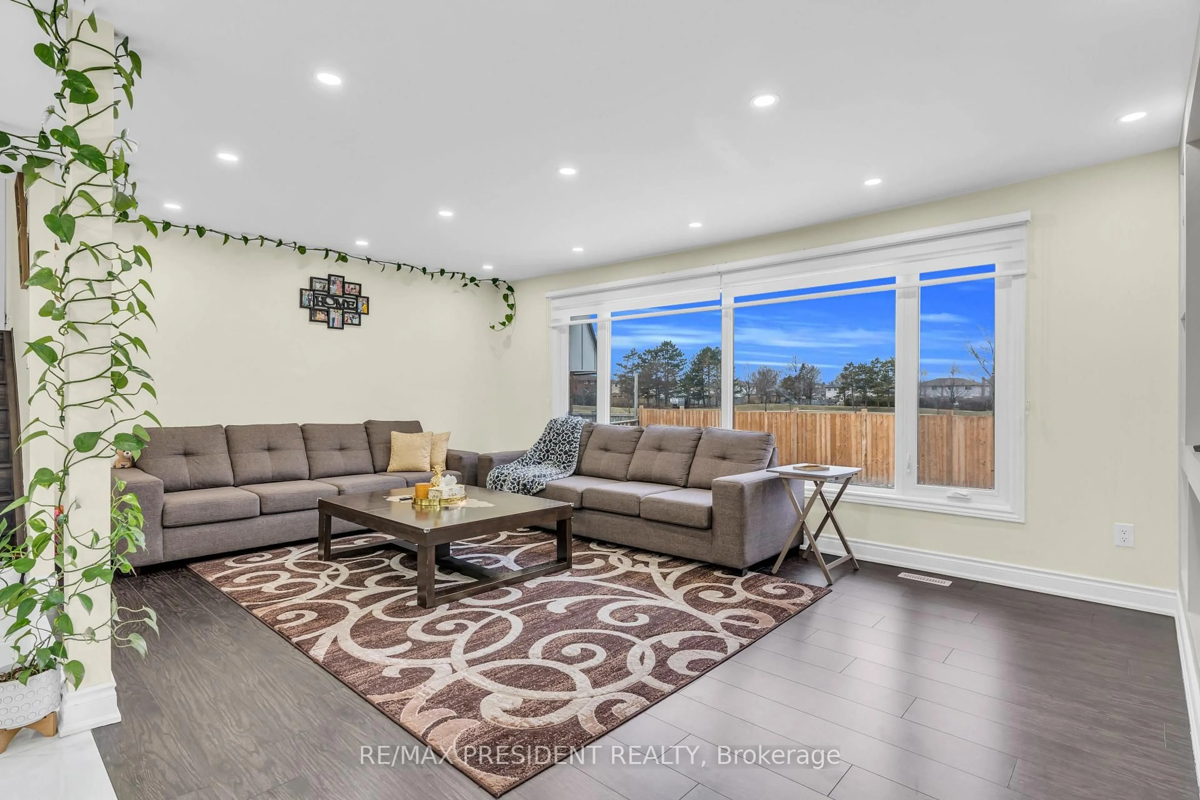 Living room with furniture, unknown for 118 Charters Rd, Brampton Ontario L6V 2S5